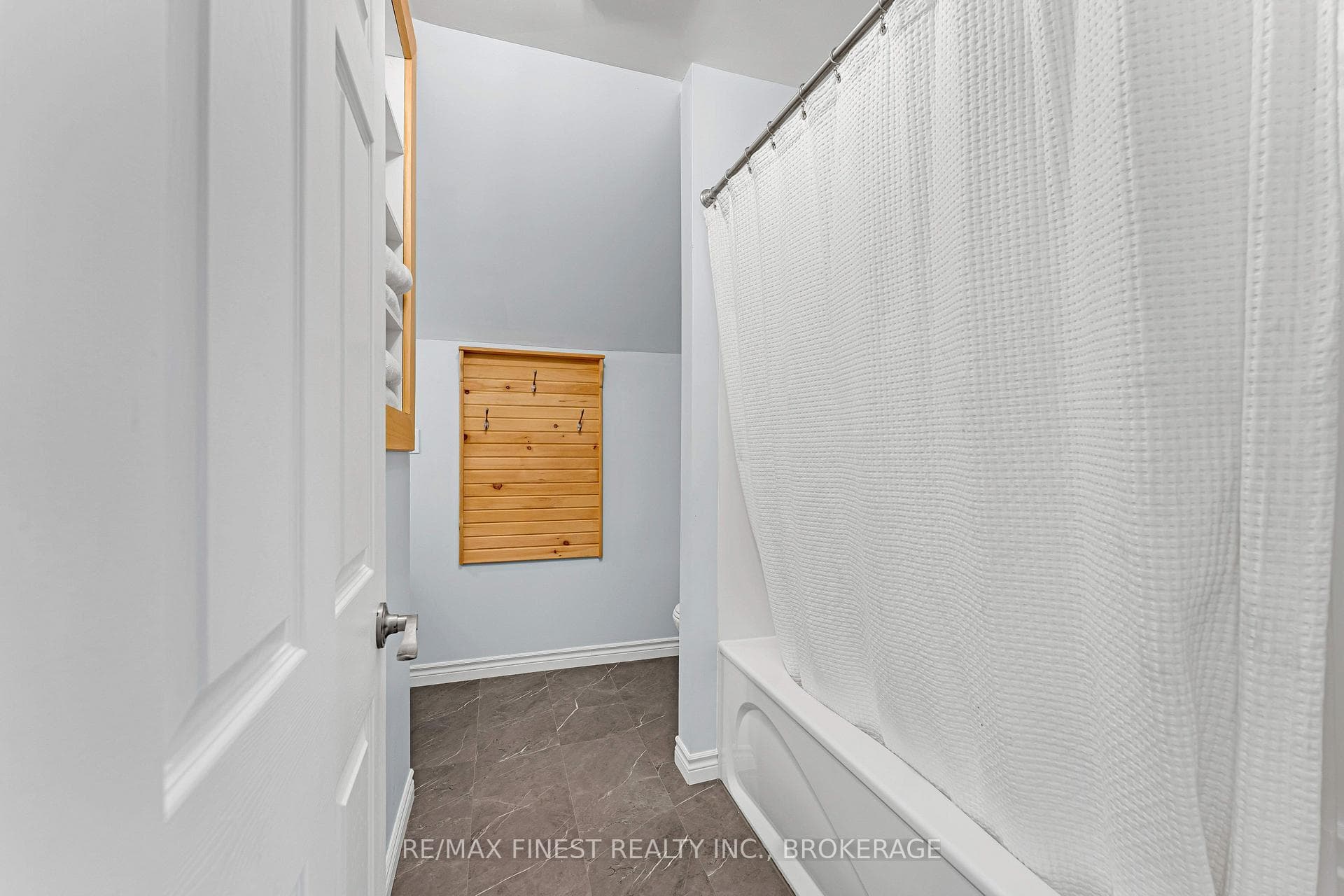 2112 Battersea Road photo 32