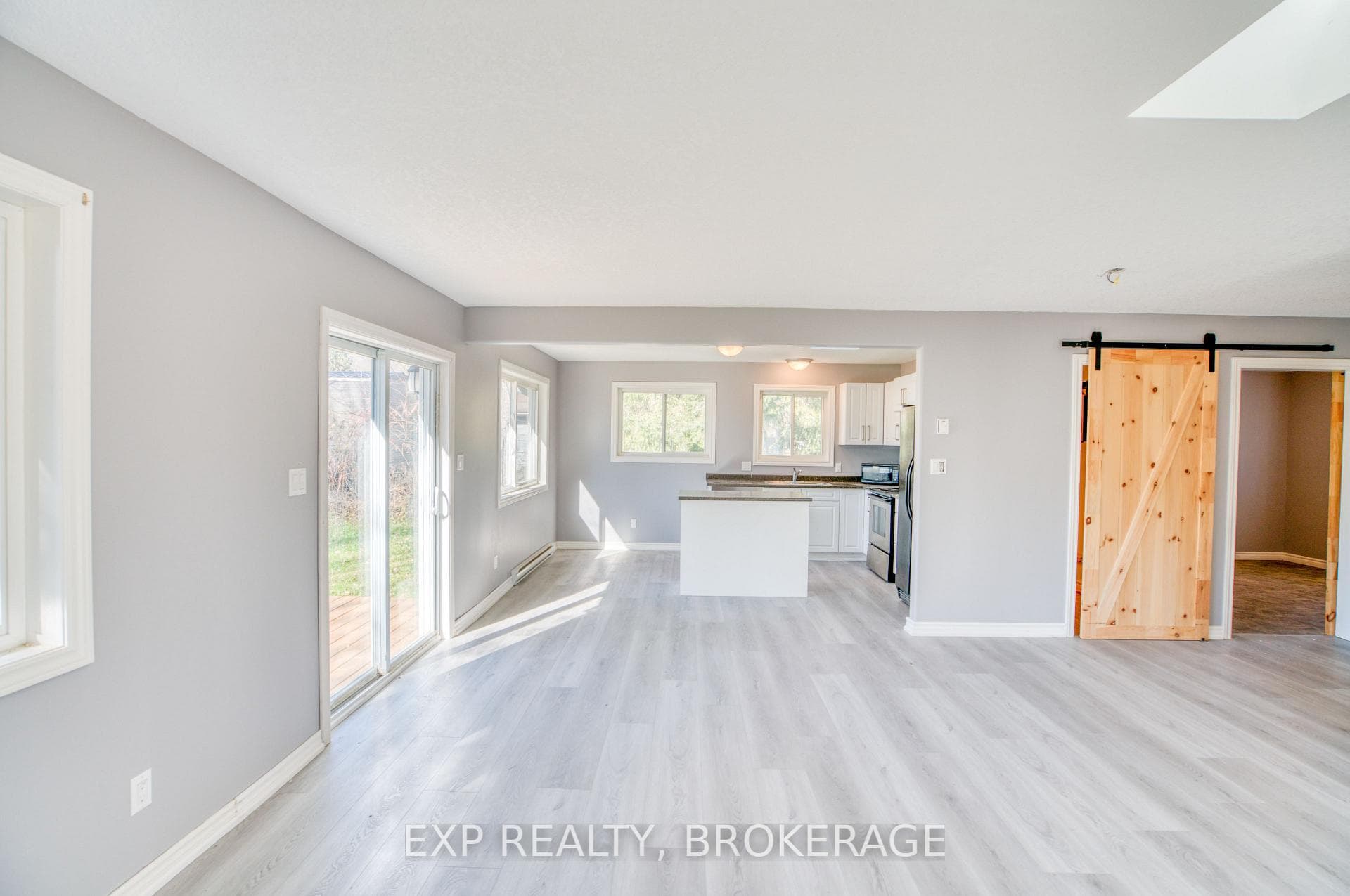 1075 Railway Street photo 7