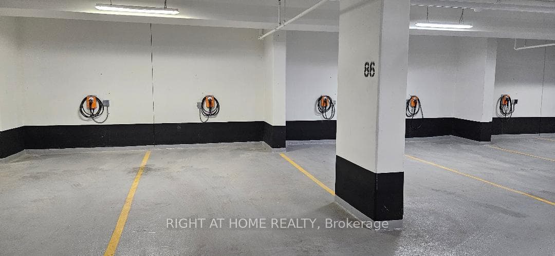 2020 Bathurst Street Unit 1821 photo 38