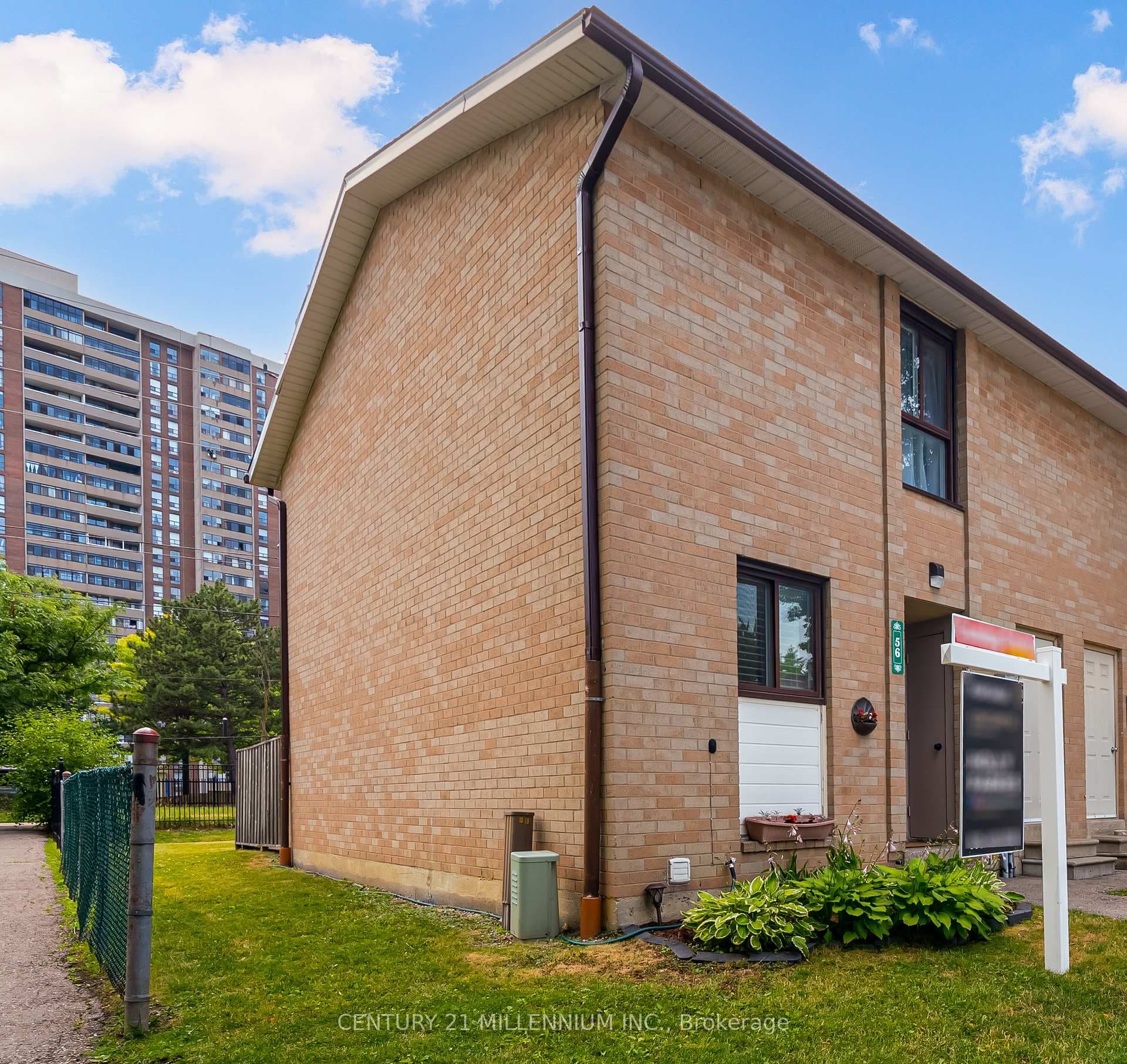 56 Fleetwood Crescent photo 2