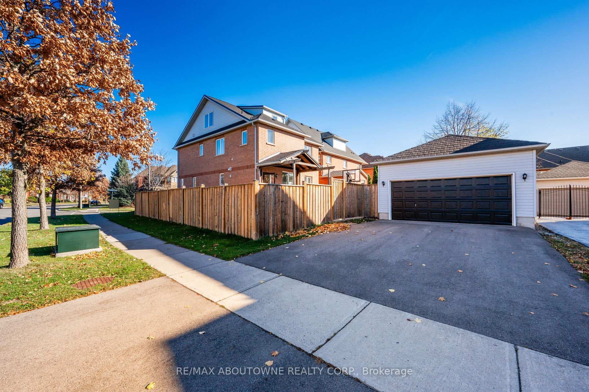 2540 Sunnyhurst Close photo 3