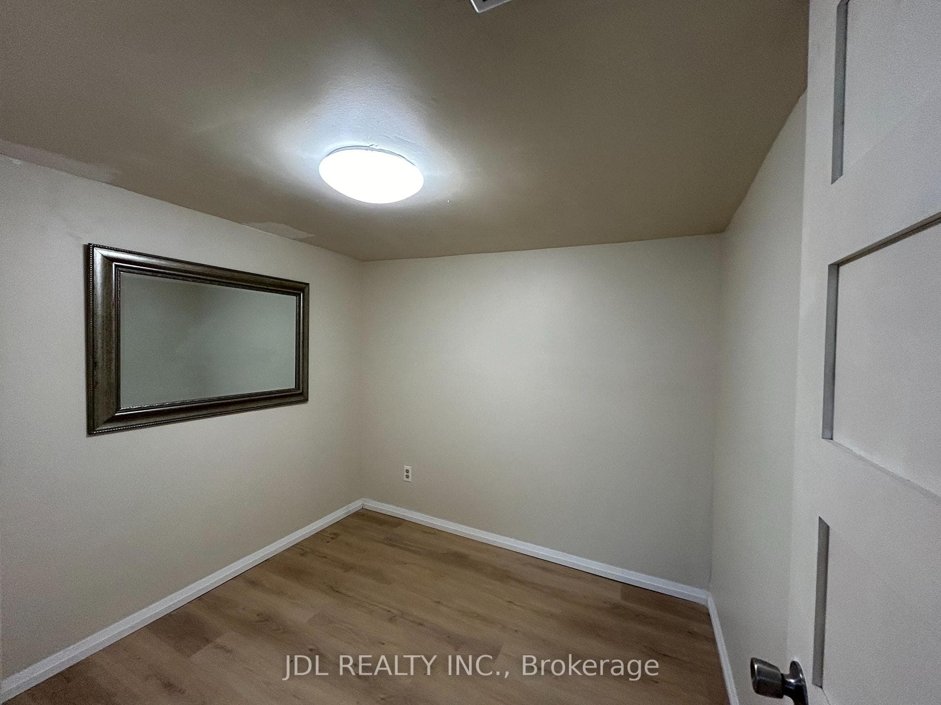 21 Squires Ave Avenue Unit Two-Bedroom Bsmt photo 7