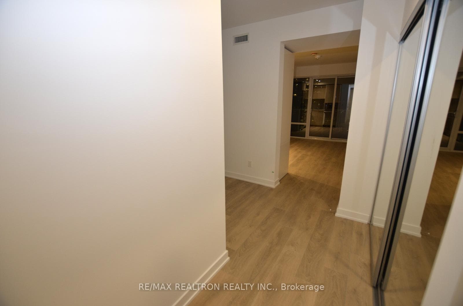 501 Yonge Street Unit 5201 photo 4