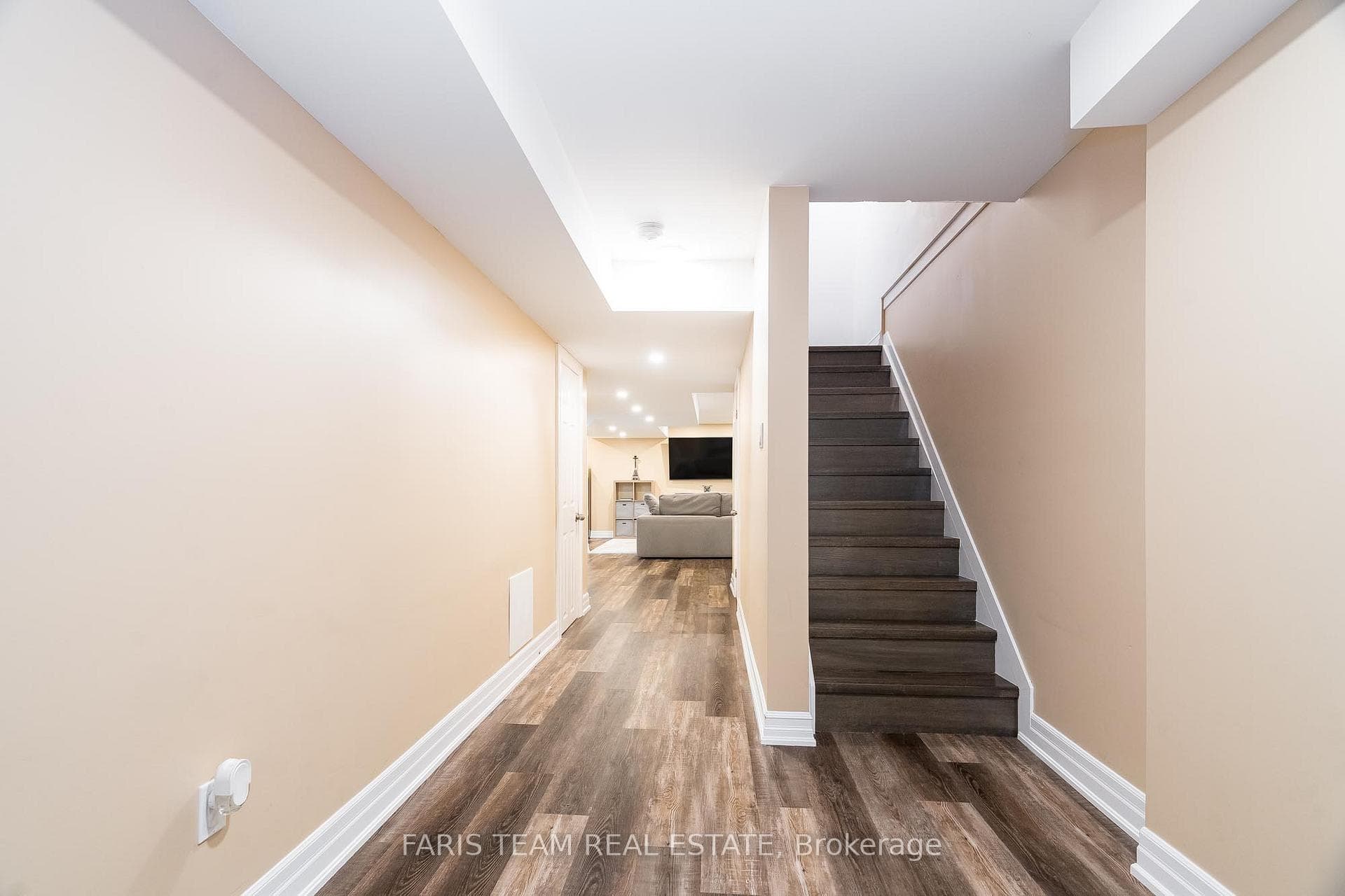 28 Versailles Crescent photo 20
