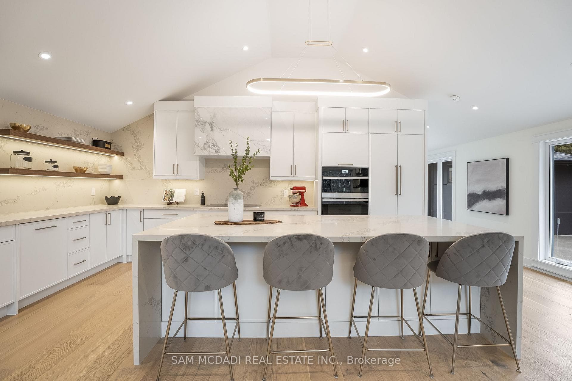 1339 Queen Victoria Avenue photo 12