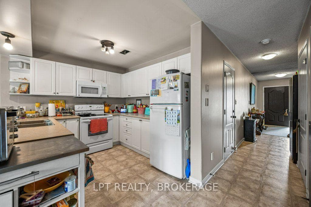 1559 Crimson Crescent photo 4
