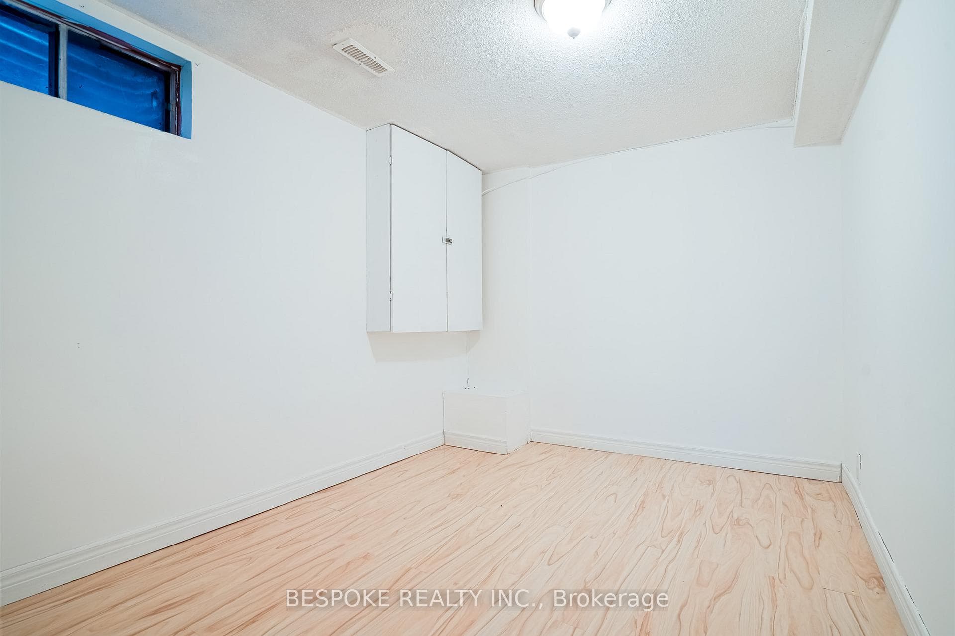 93 GLENTHORNE Drive Unit Basement photo 12