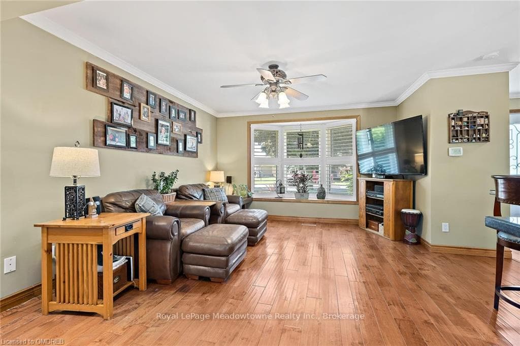 6 BAYLOR Crescent photo 4