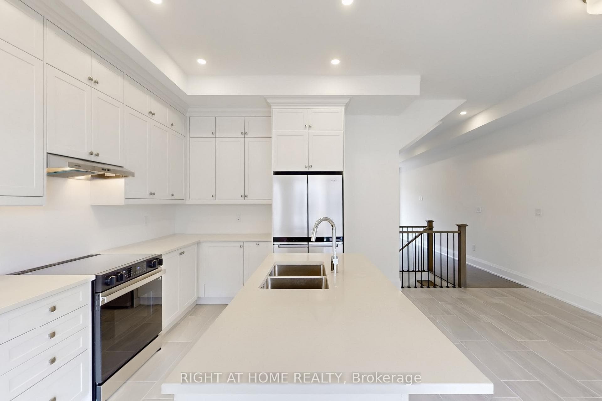 3300 Taha Gardens photo 19