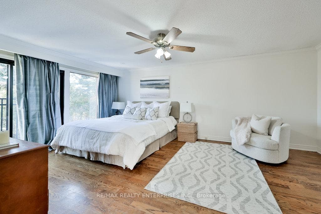 1570 Steveles Crescent photo 17