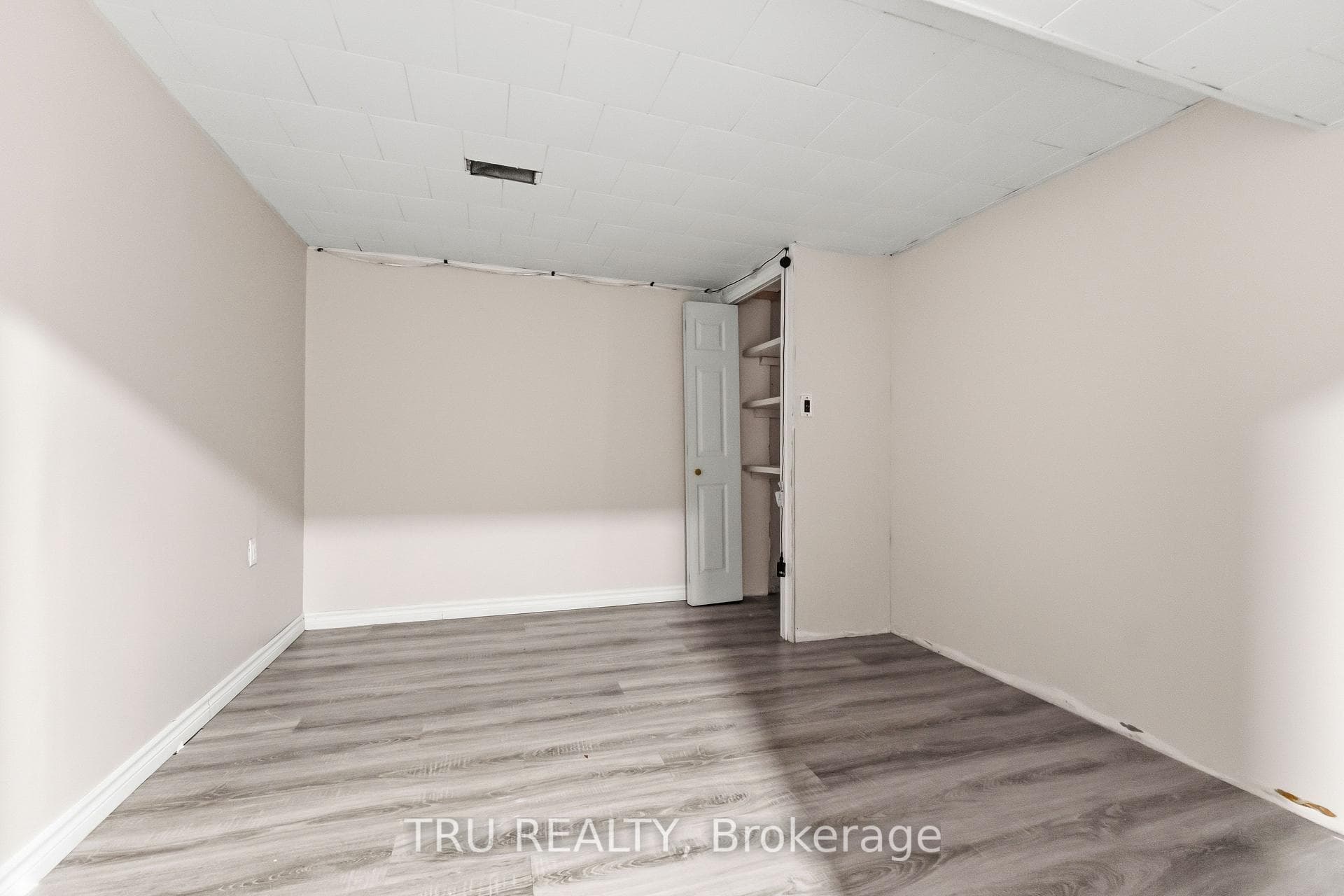 950 Meadowlands Drive photo 21