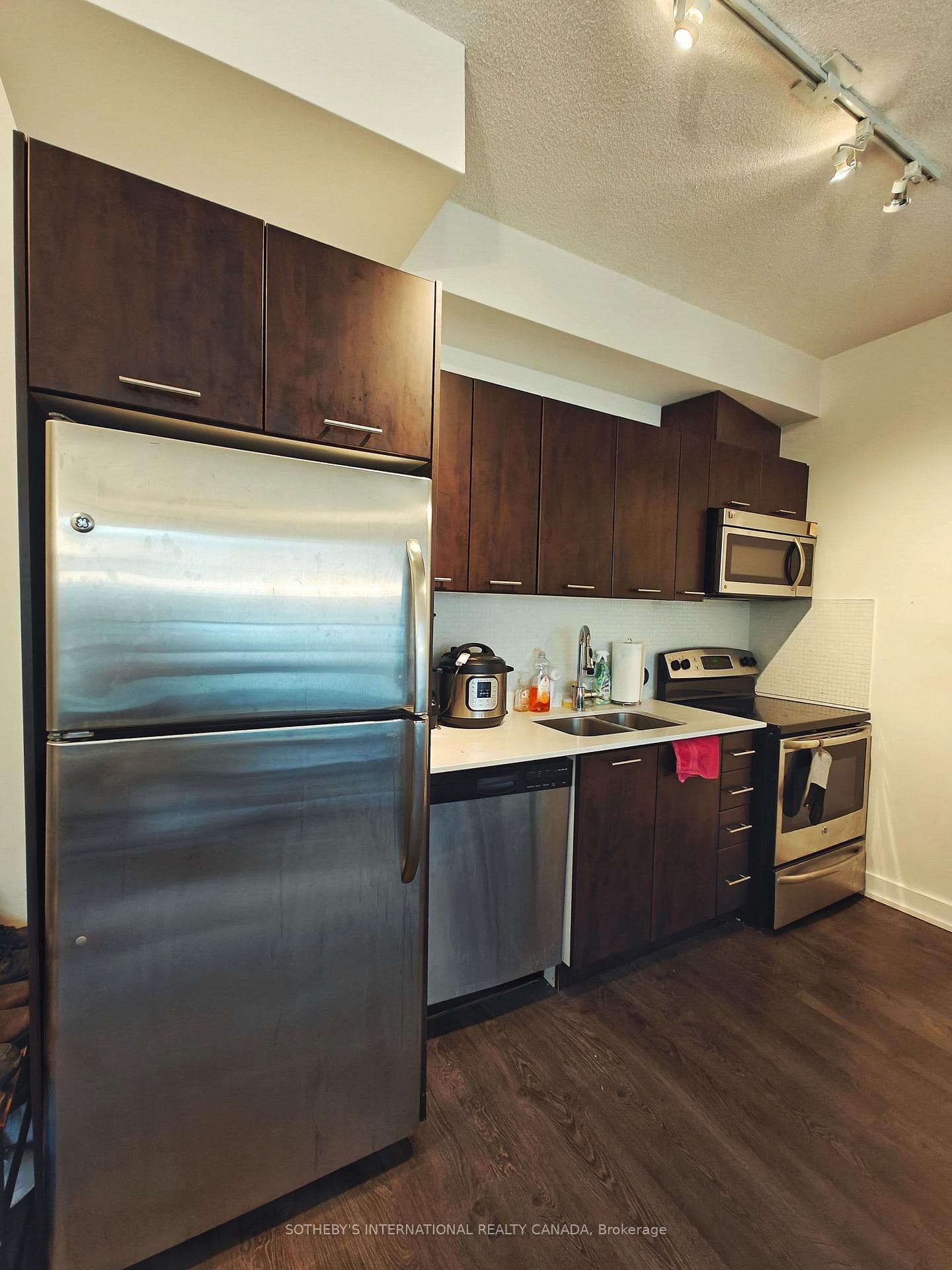 20 Bruyeres Mews Unit 902 photo 6