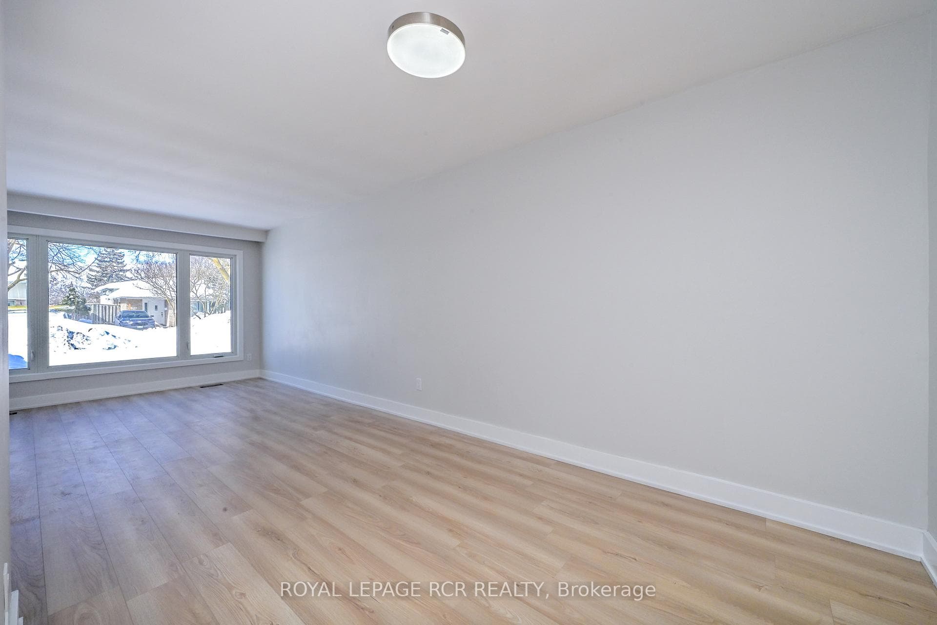 106 Burbank Crescent photo 6