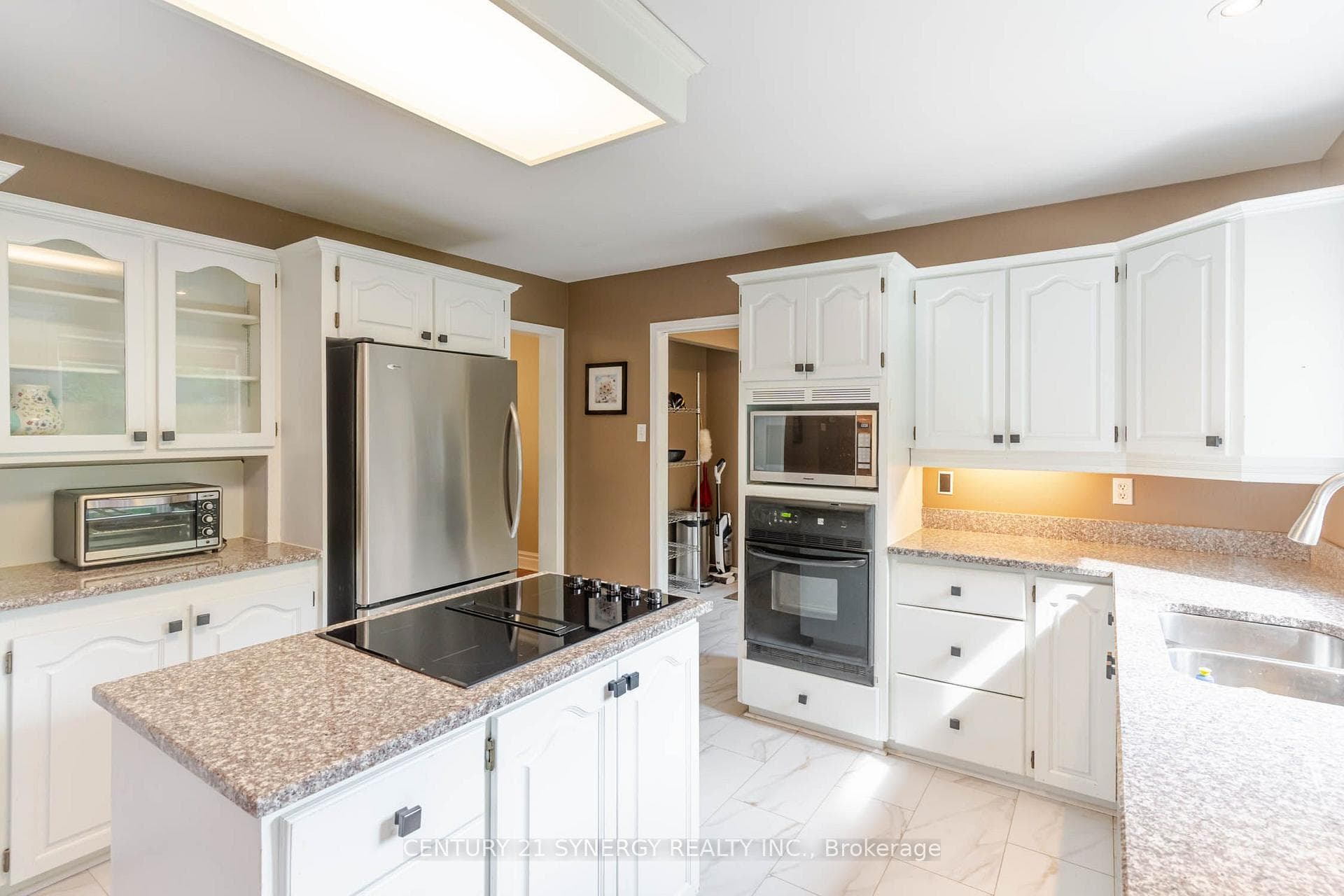 Kitchen - cook surface island, built in oven