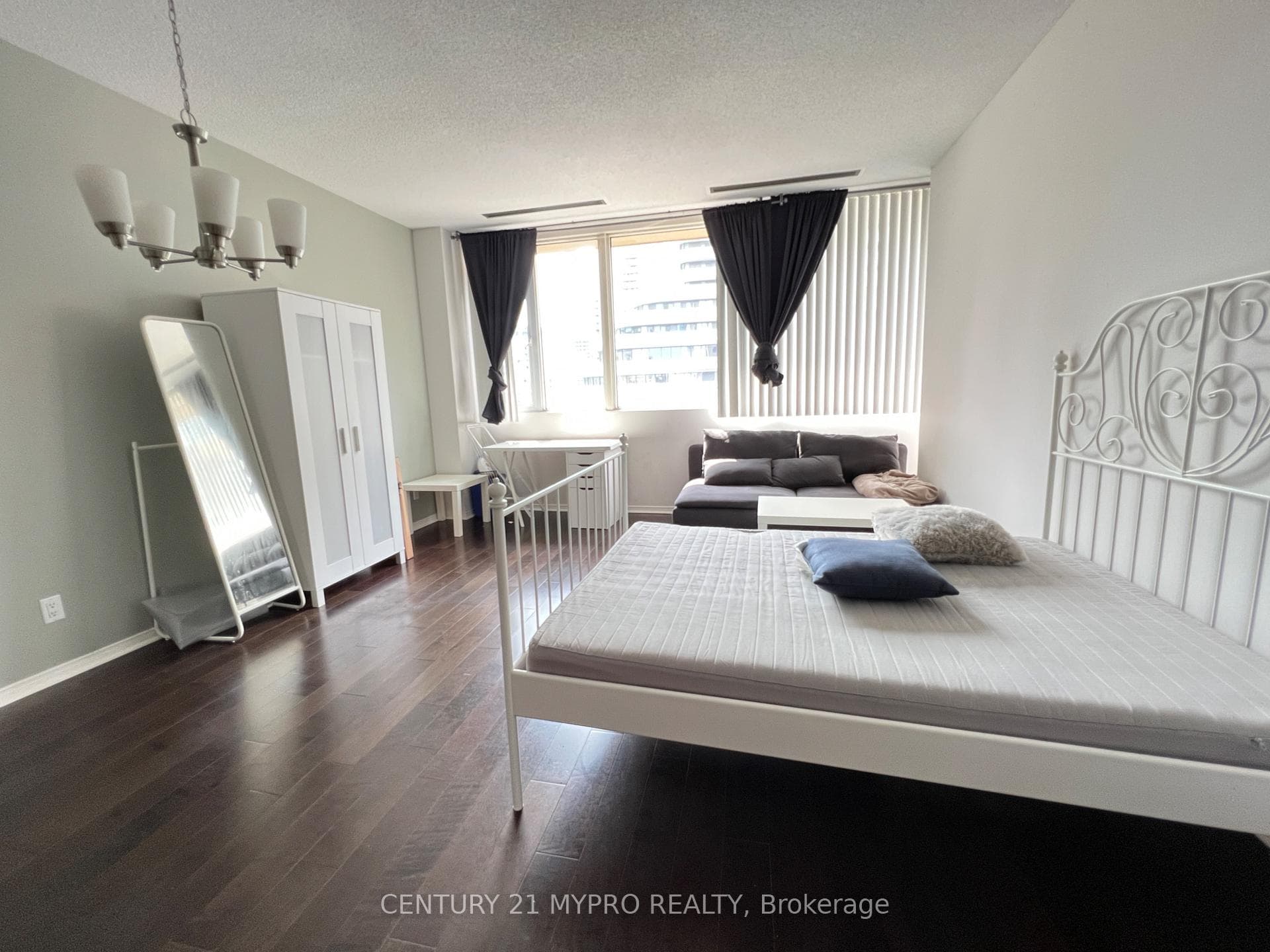 555 Yonge Street Unit 513 photo 3
