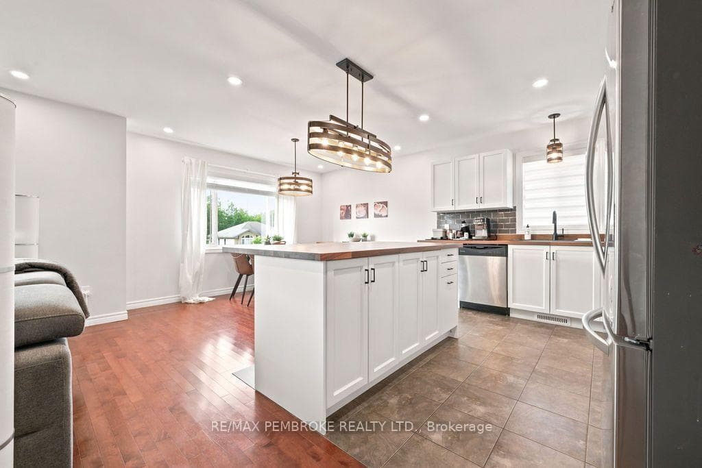 2038 Sandstone Crescent photo 22