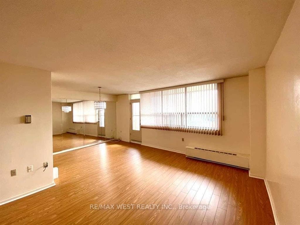 130 Neptune Drive Unit 905 photo 6