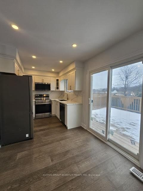 2084 Hunt Crescent photo 8