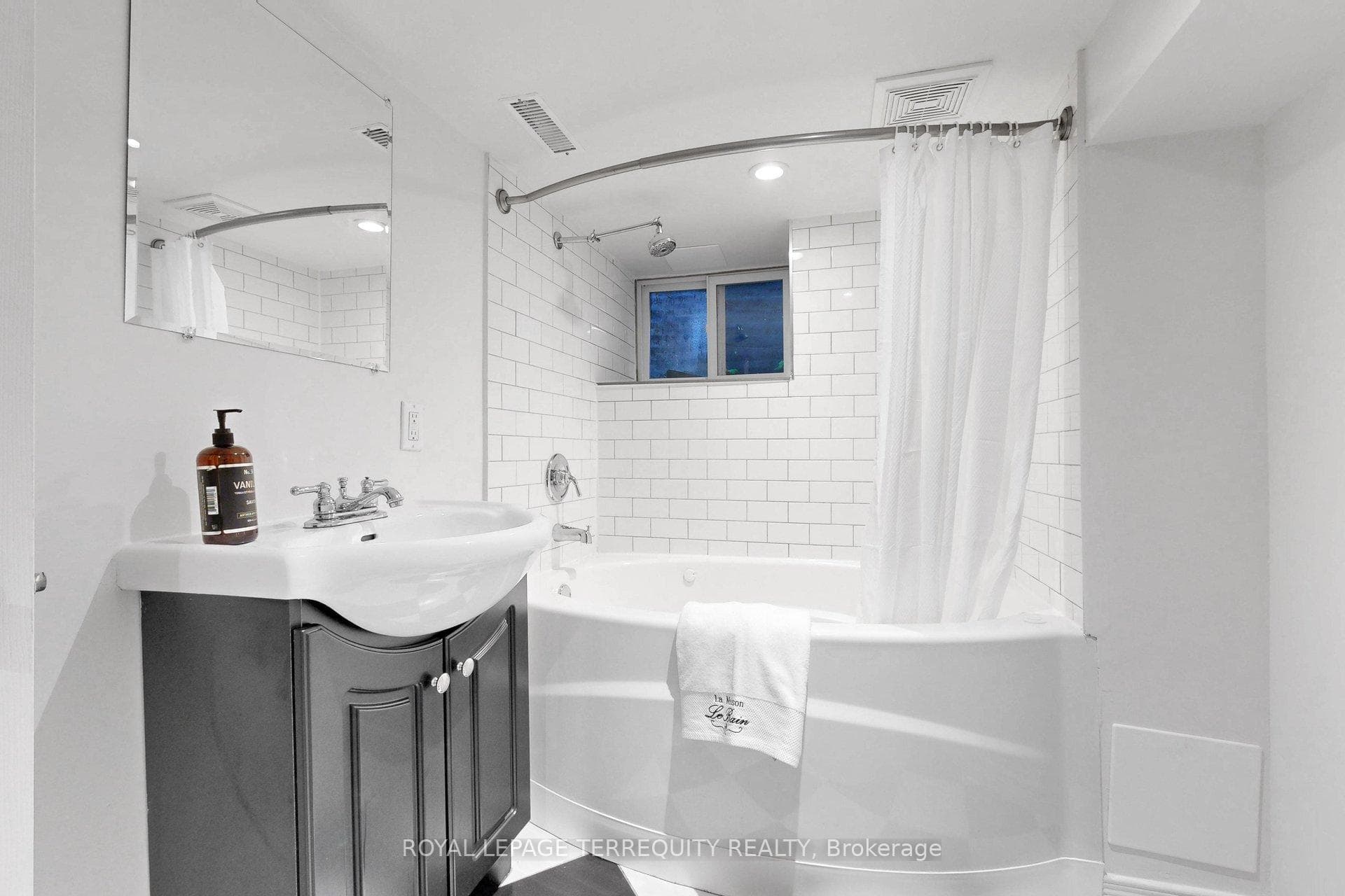 372 St Johns Road photo 27