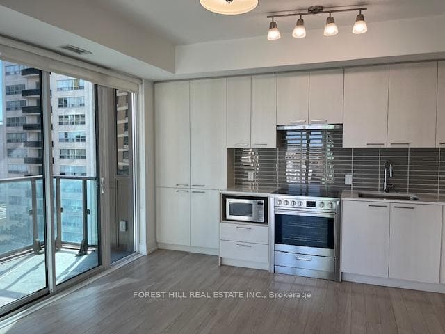 310 Tweedsmuir Avenue Unit 804 photo 9