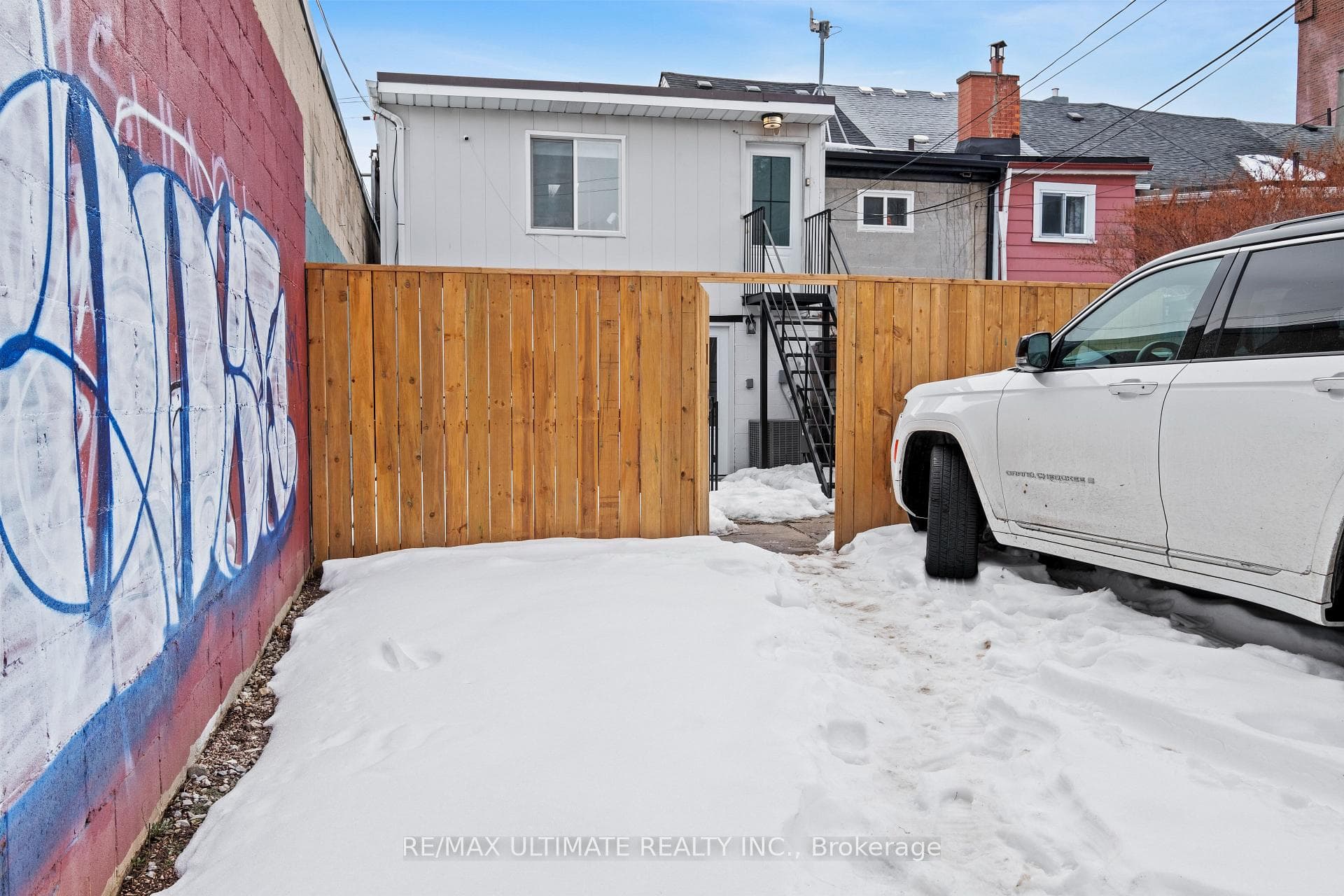 658 Dundas Street photo 40