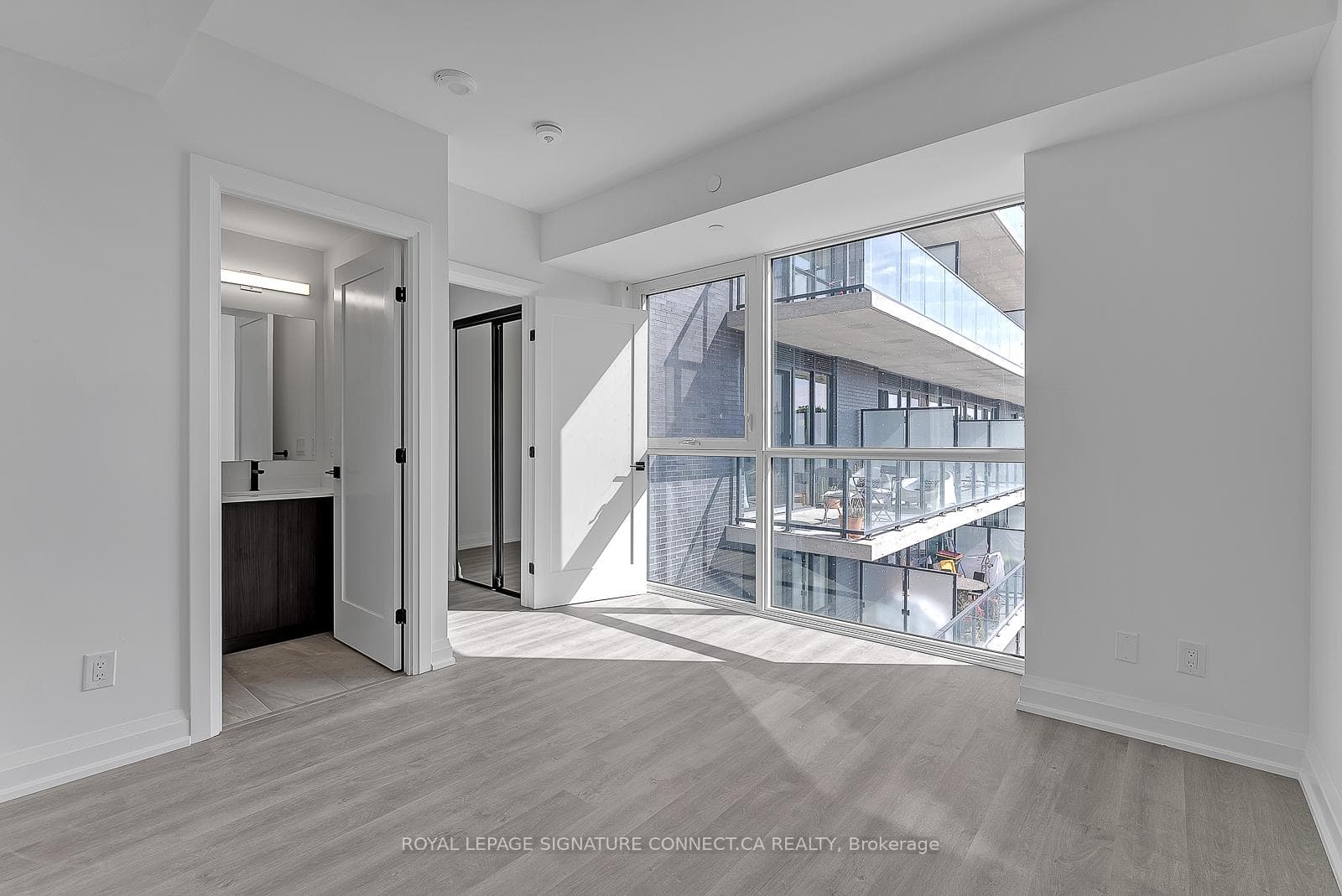 2369 Danforth Avenue Unit 403 photo 18