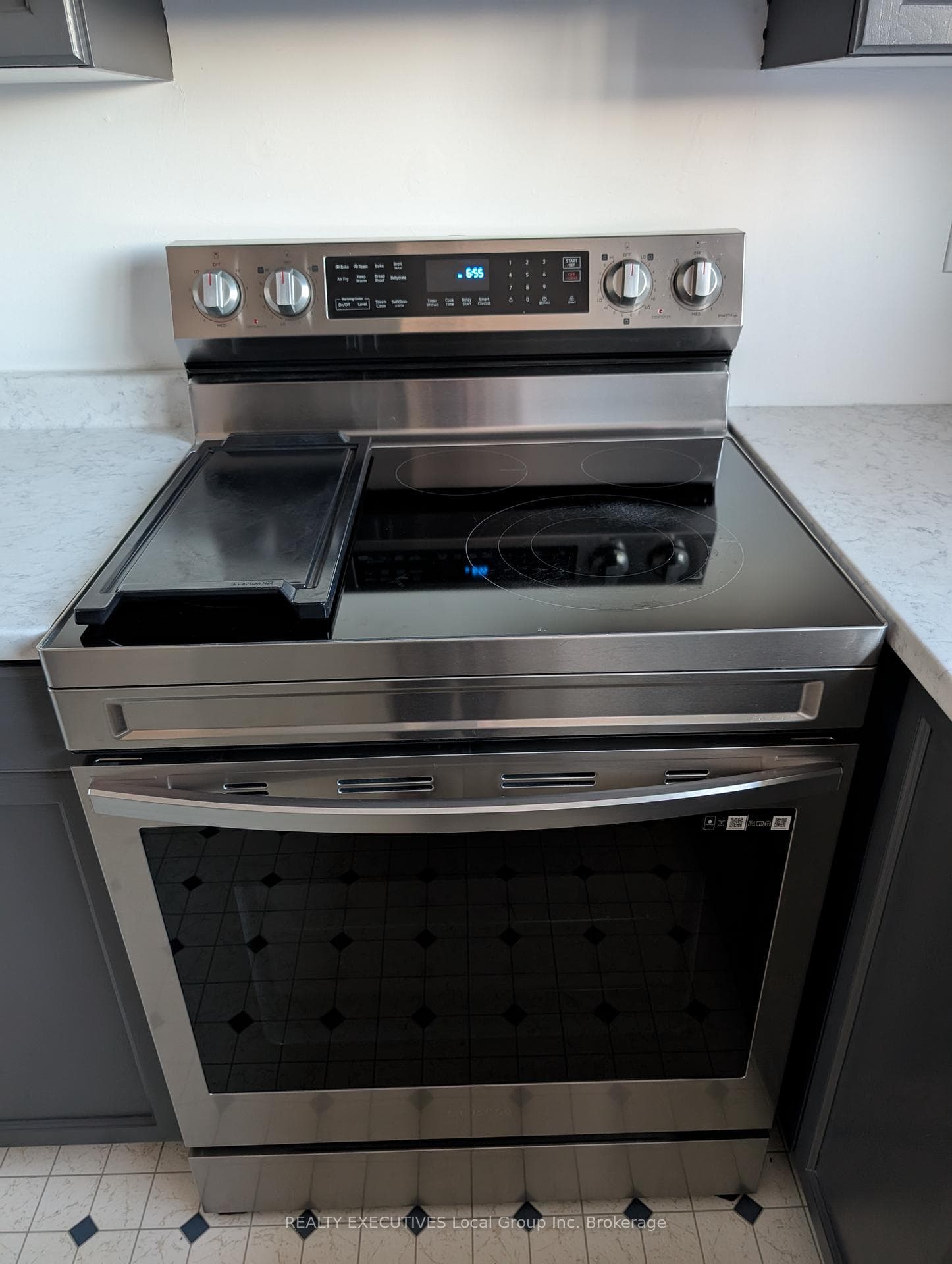 The Samsung stove has a griddle attachment