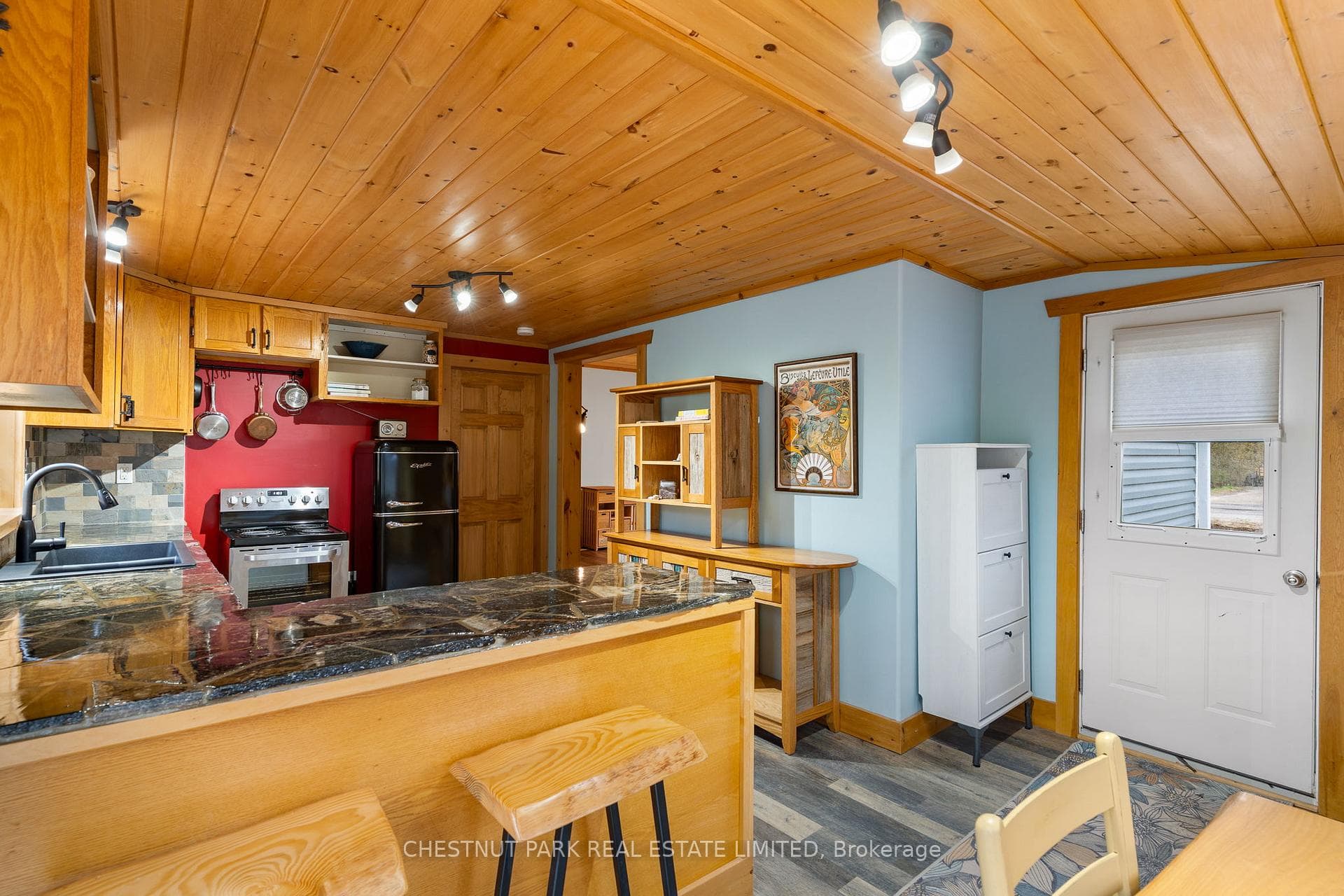 318 HIGHLAND Street photo 9