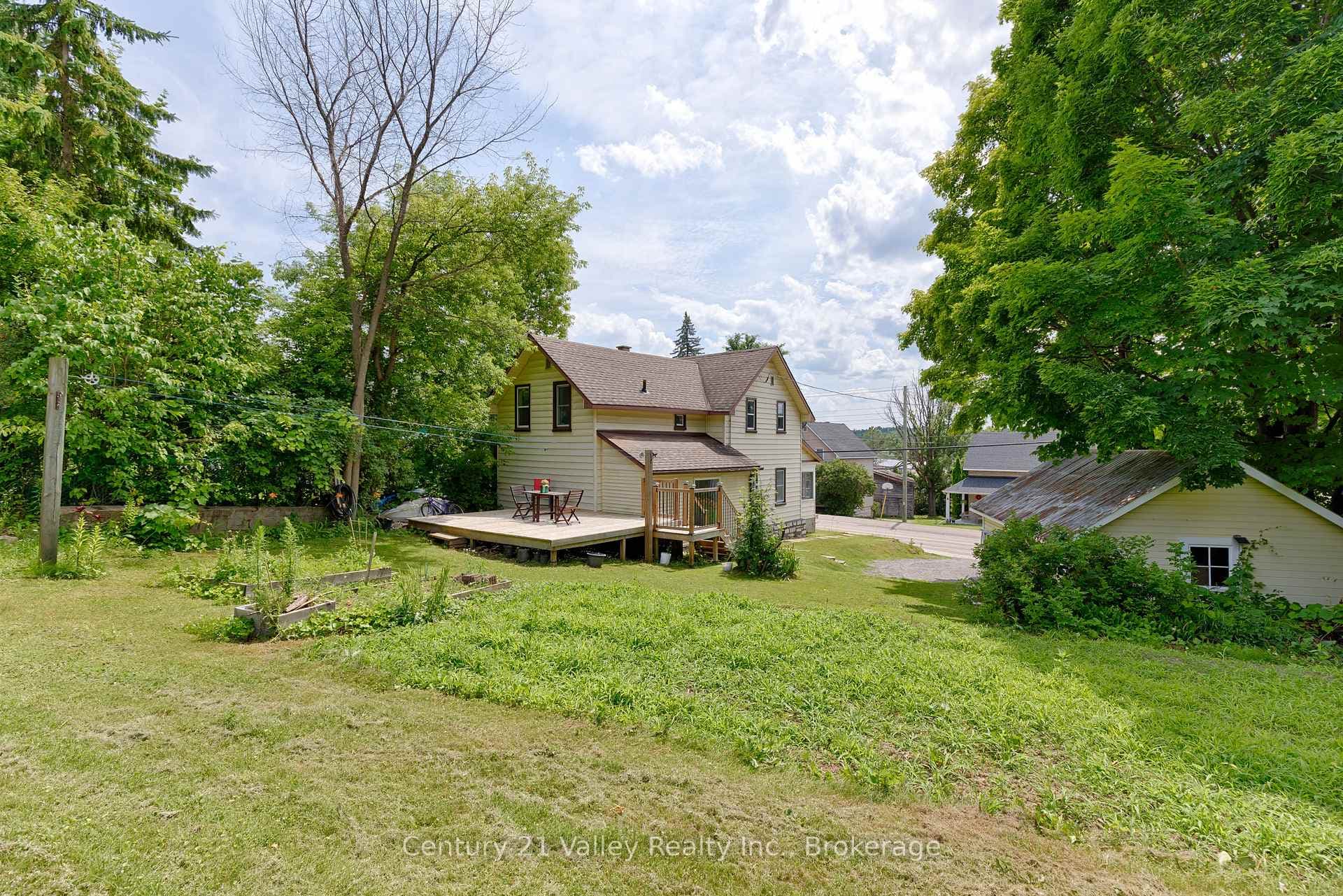 199 Bonnechere Street photo 3