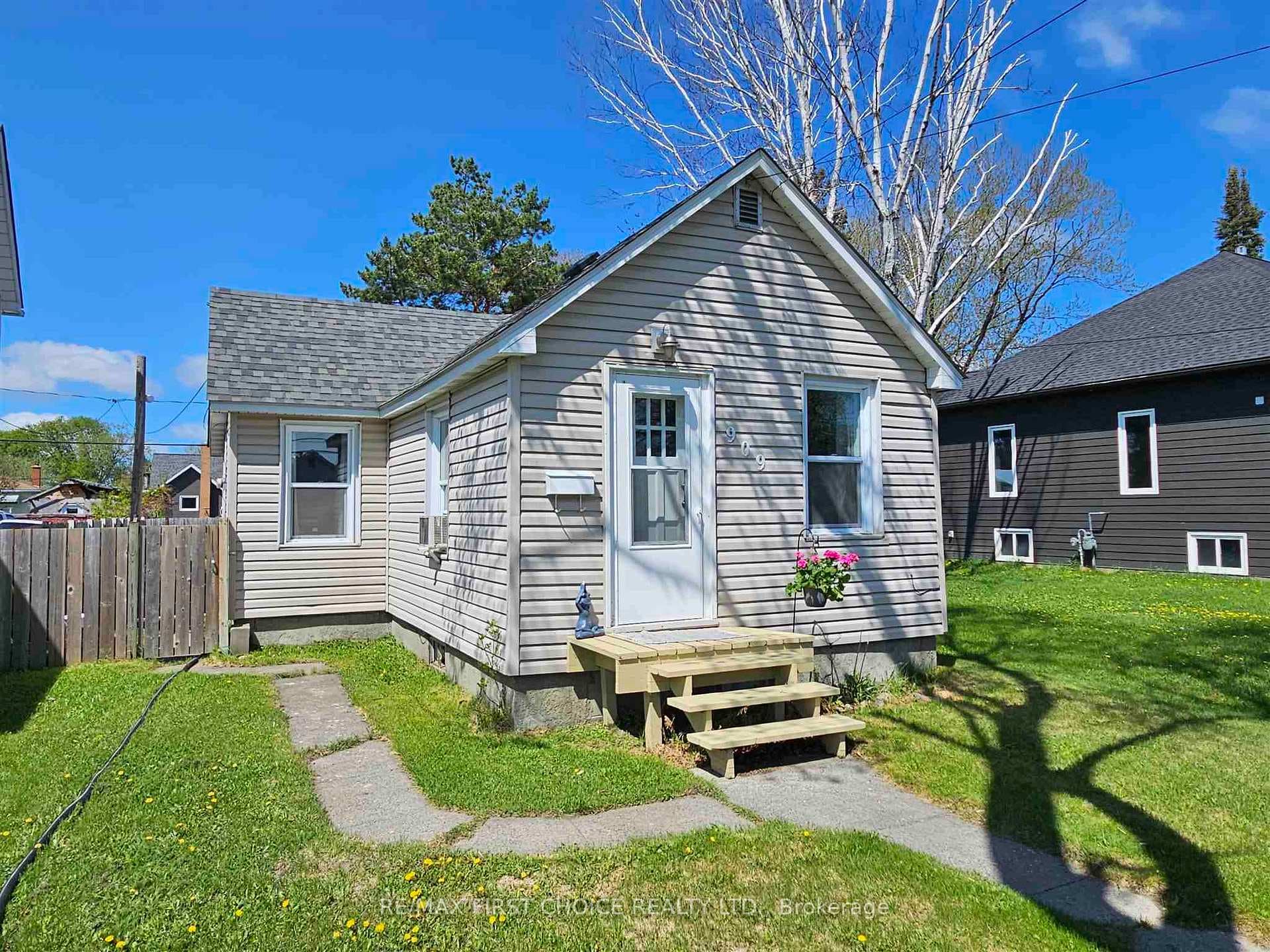 909 Victoria Avenue photo 11