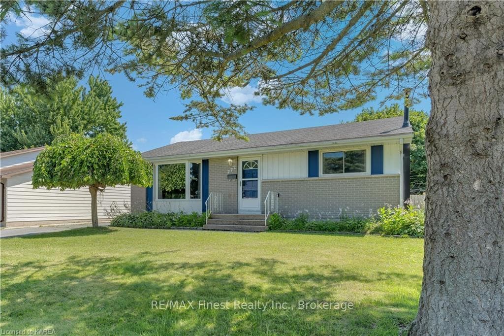 772 CLARK Crescent photo 1