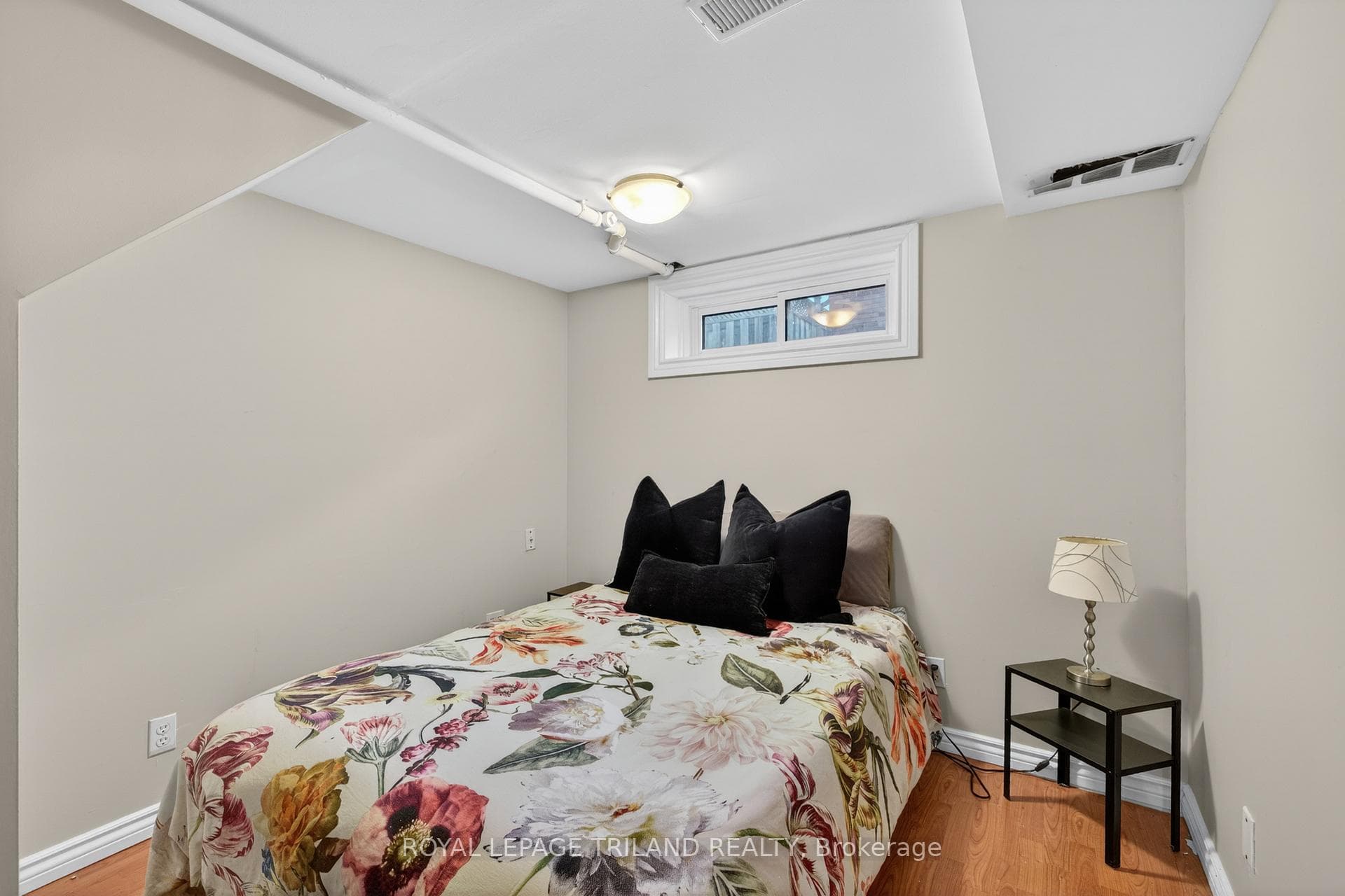 706 Victoria Street photo 27
