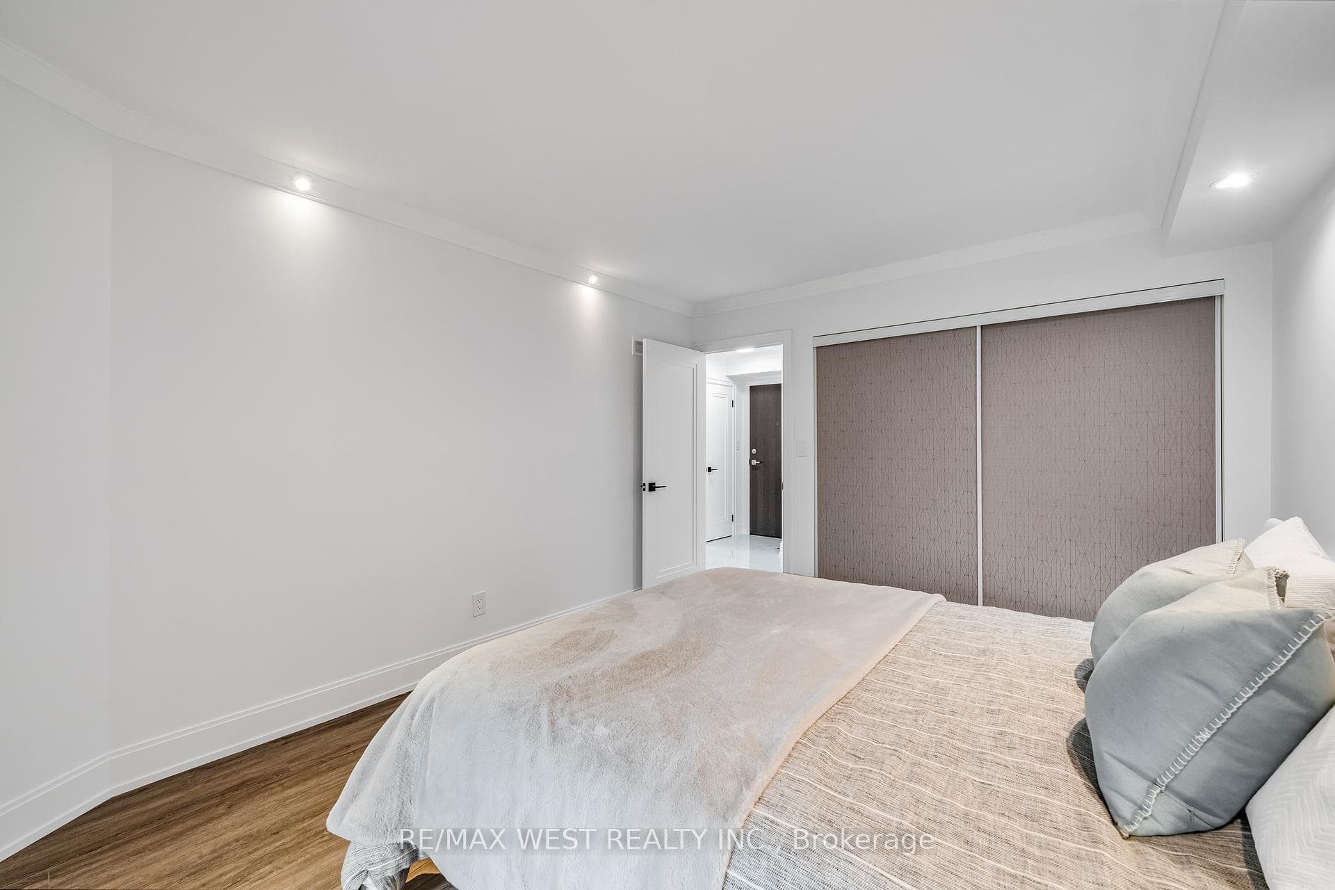 2269 Lakeshore Boulevard Unit 604 photo 29