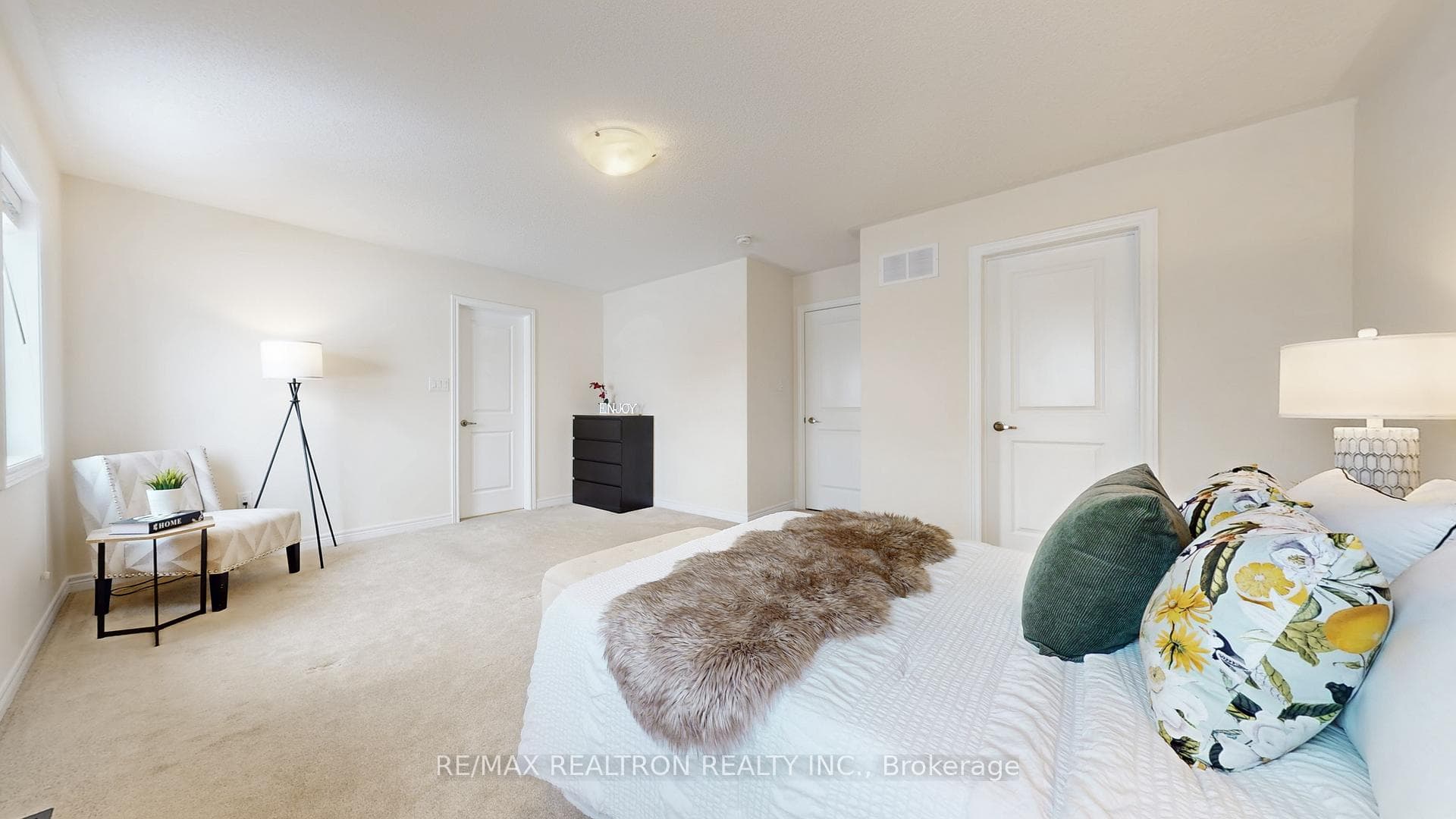61 Lawrence Pilkington Avenue photo 26
