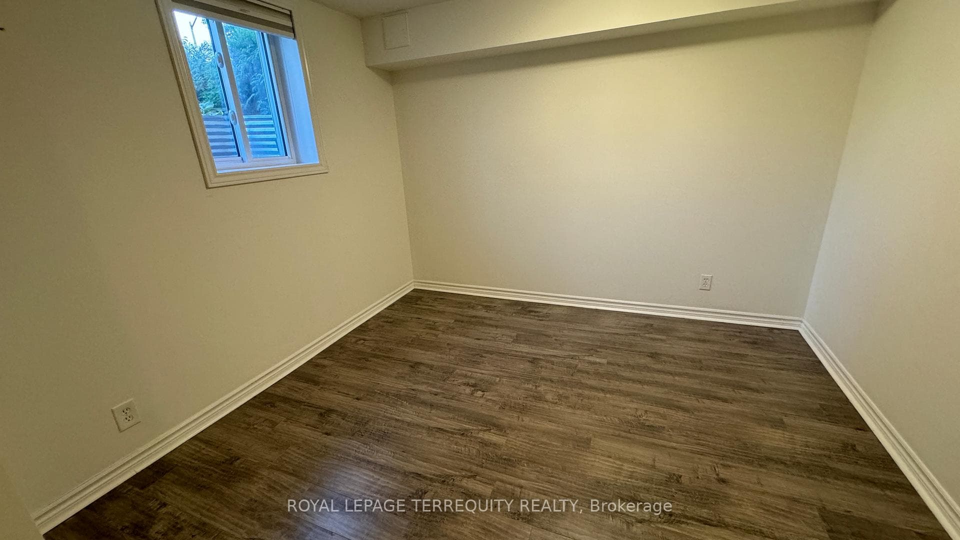 5464 Tenth Line Unit BSMT photo 17