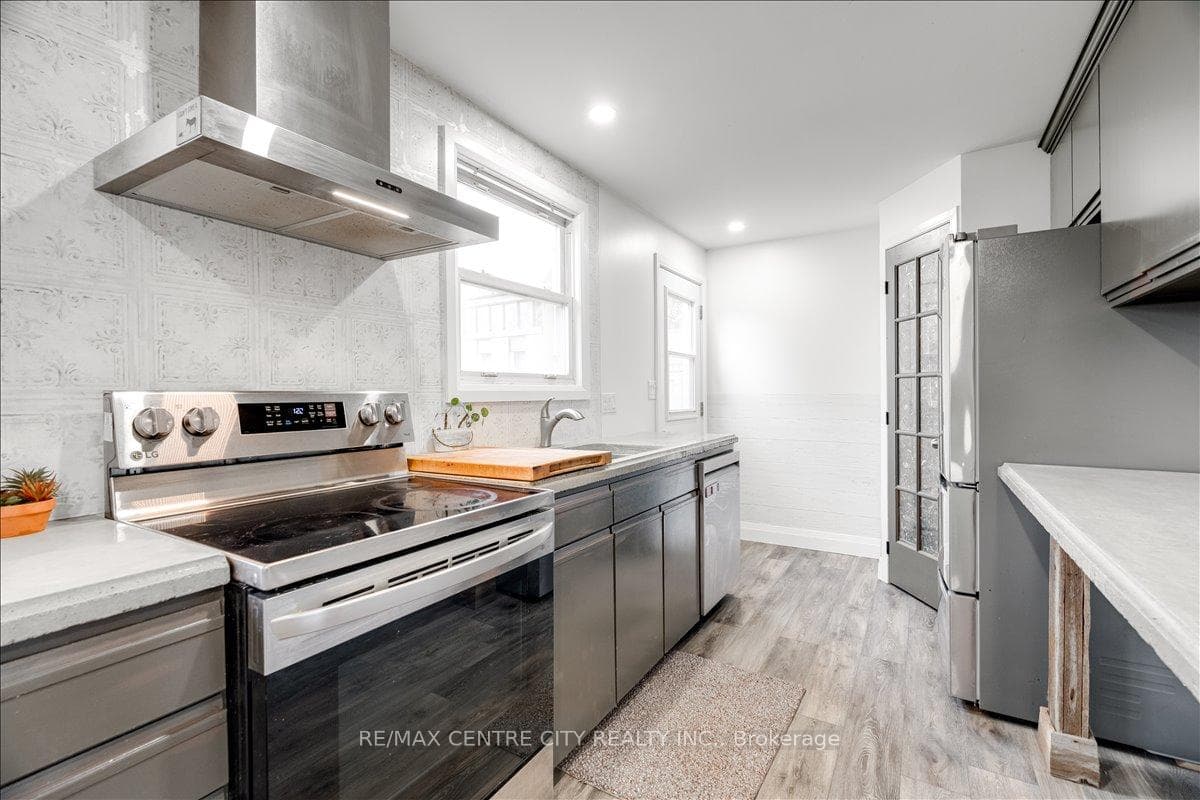 549 Victoria Street photo 10