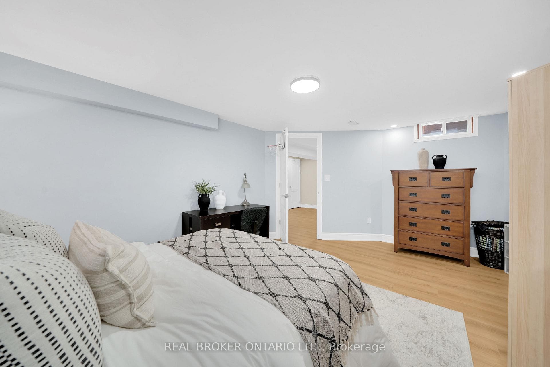 217 Ellis Crescent photo 32