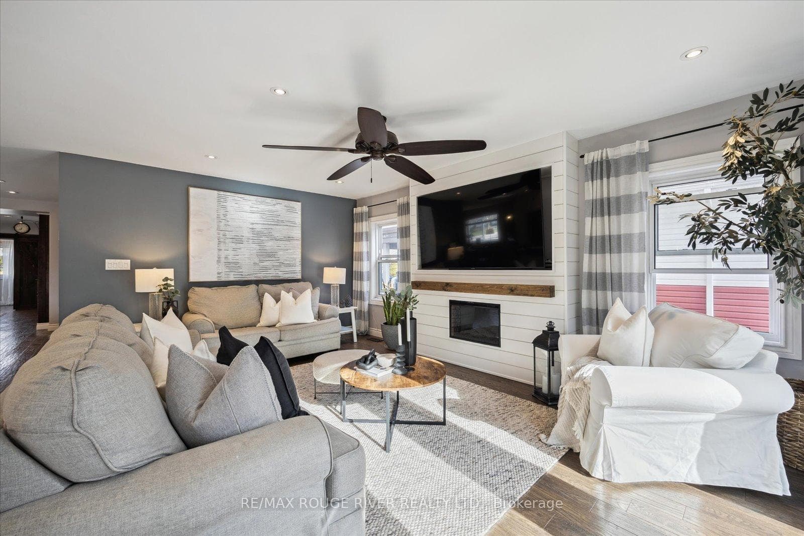 8 Simcoe Street photo 8