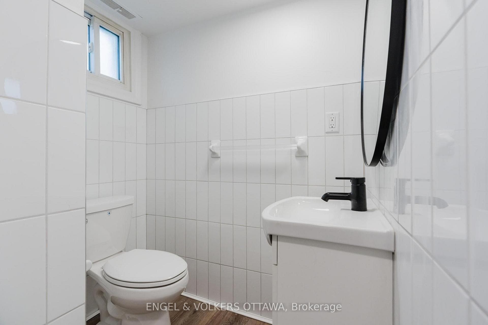 896 Pinewood Crescent Unit 3 photo 11