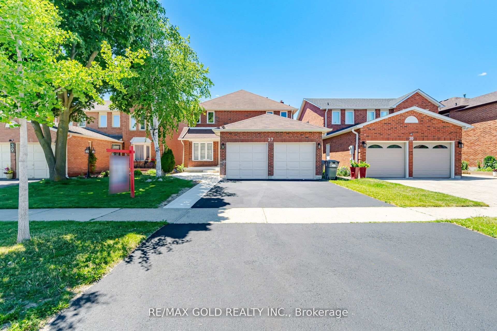37 Lord Simcoe Drive photo 1