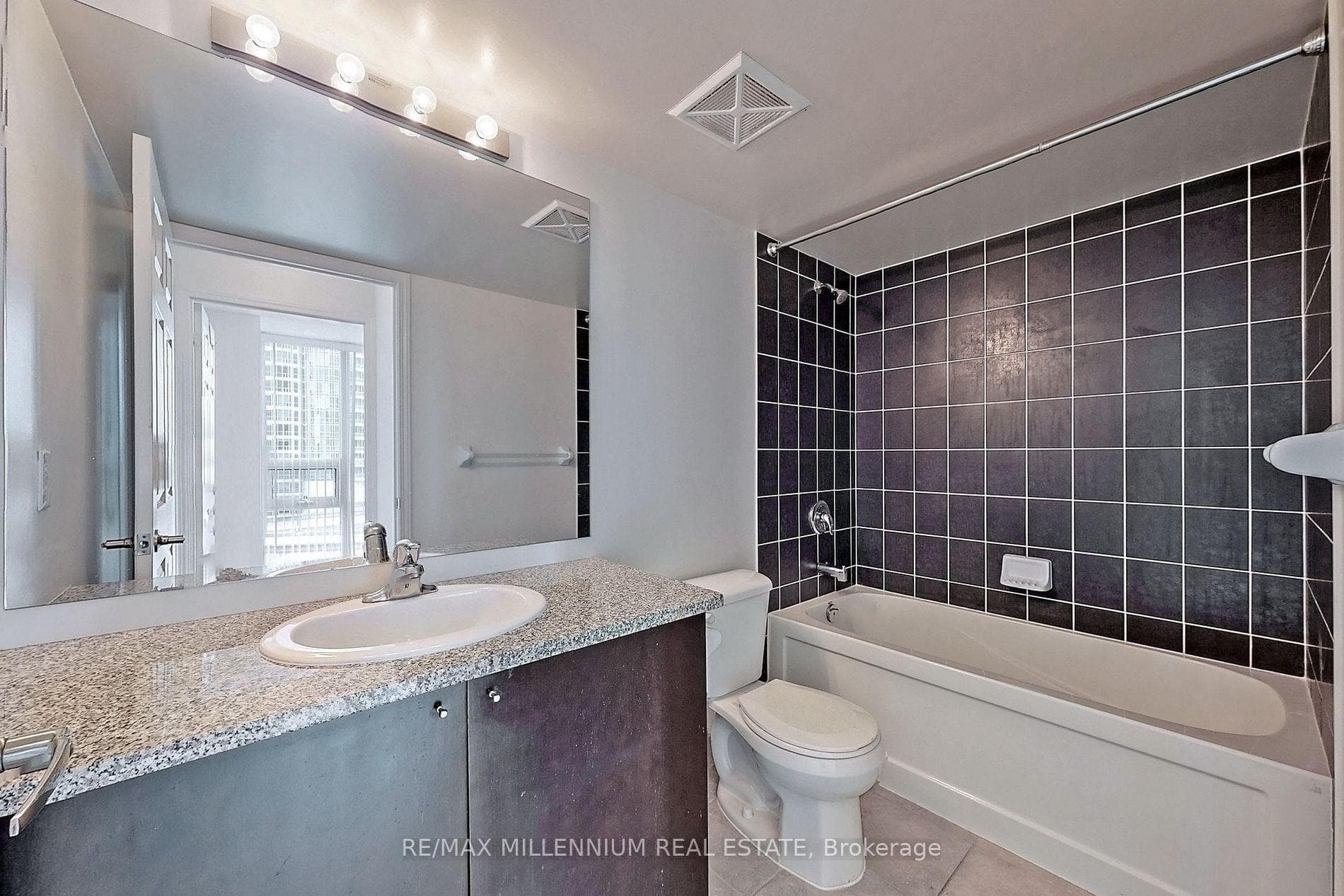 25 Lower Simcoe Street Unit 1508 photo 29