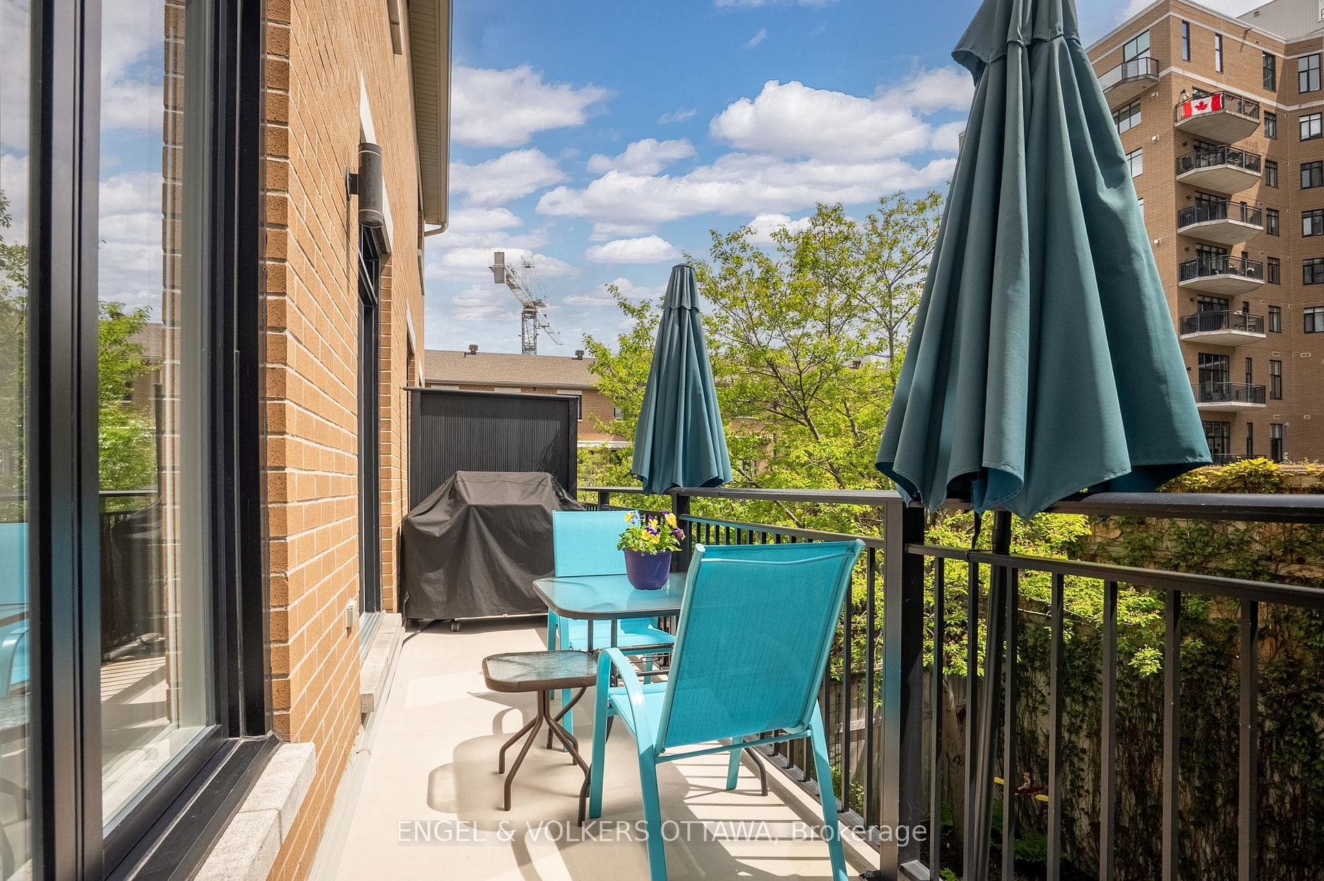 Rear balcony w NG BBQ hook up