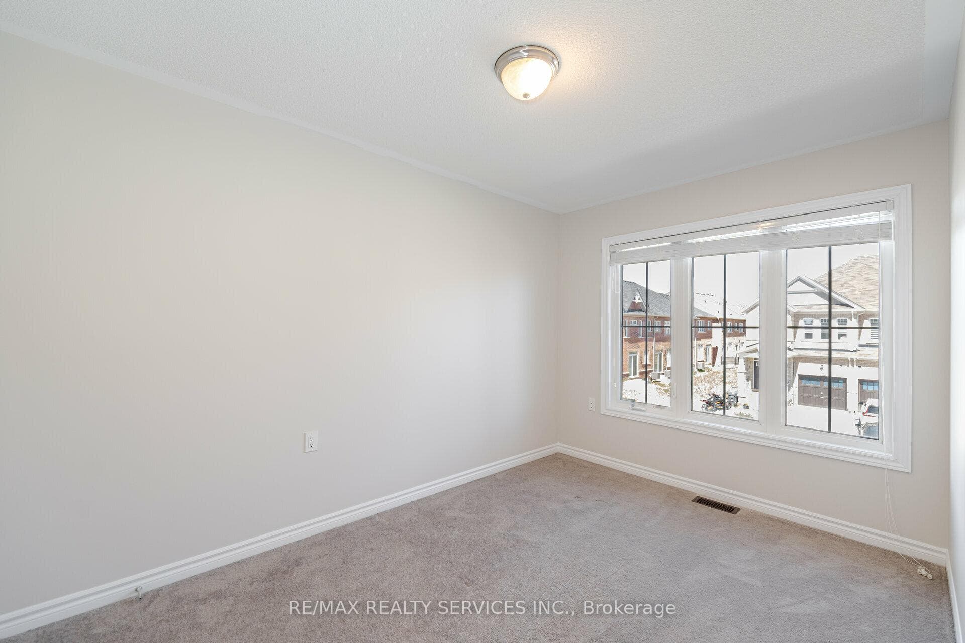 112 Royal Fern Crescent photo 29