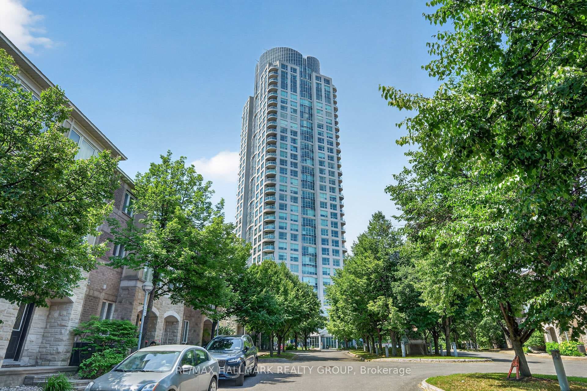 38 Metropole Private Unit 1704 photo 1