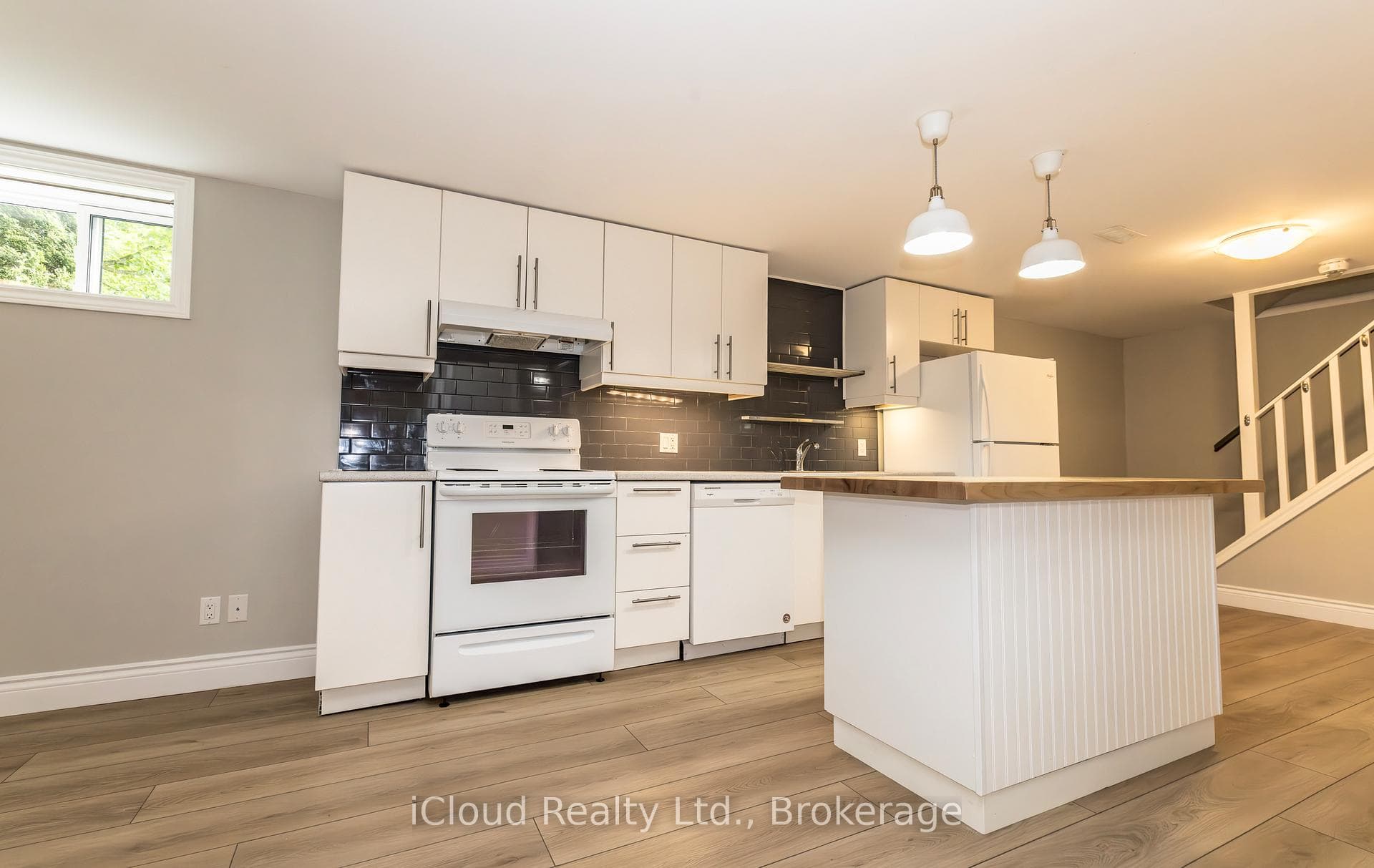 Full Eat-In Kitchen