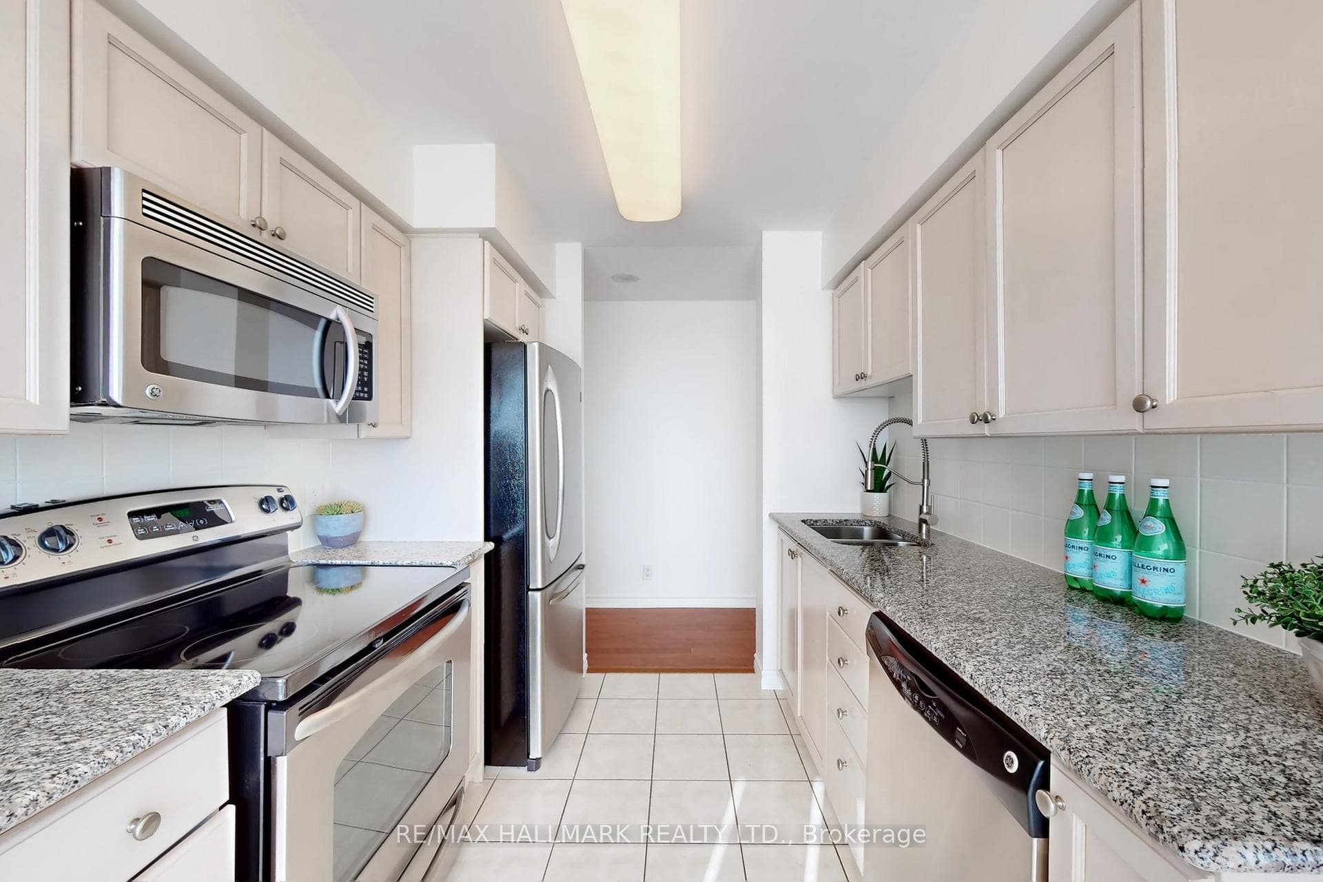 68 Grangeway Avenue Unit 1510 photo 8