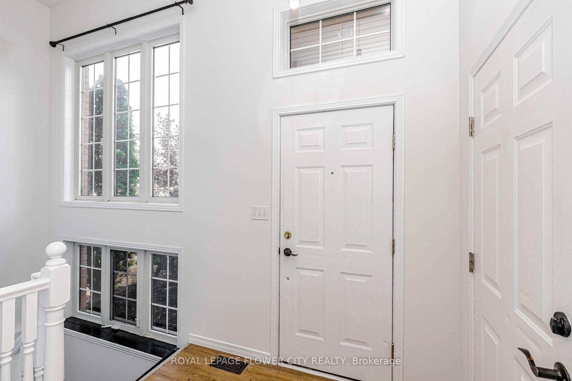 47 QUEENSWAY Drive photo 9