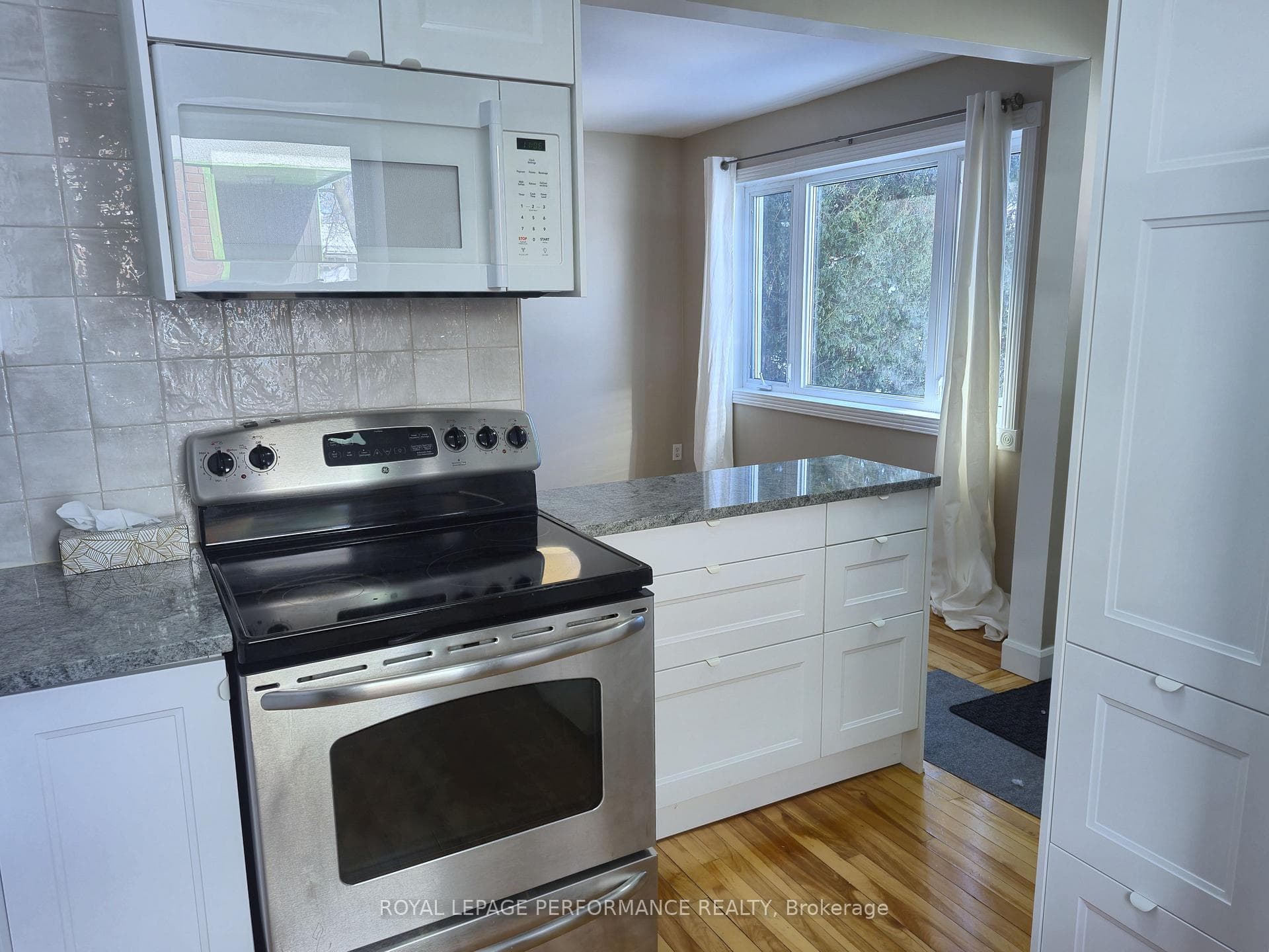 975 Sheridan Avenue photo 9