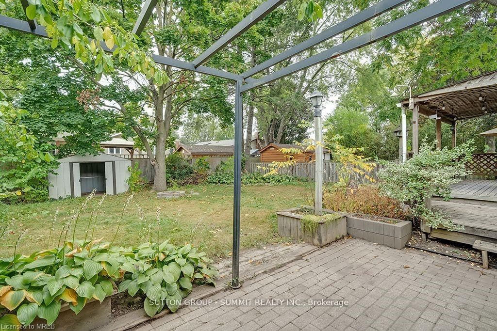 16 Upper Canada Drive Unit Upper photo 38