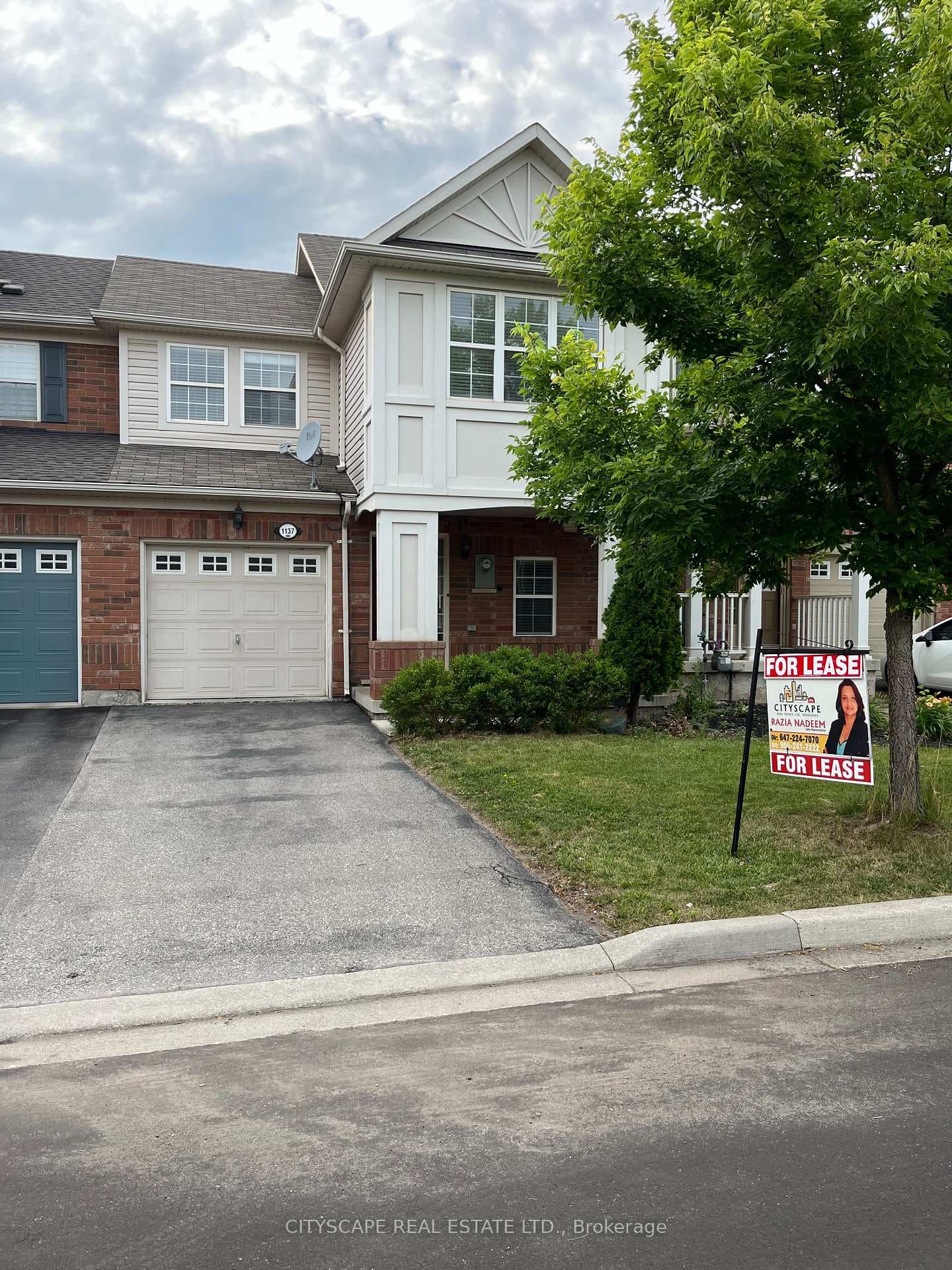1137 Riddell Crescent photo 1